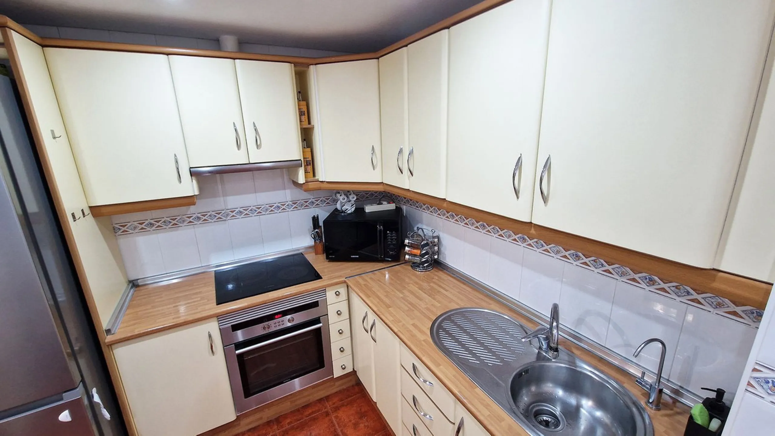 Apartment - Middle Floor Apartment в продаже в Benalmadena, Málaga. В доме 2 спален и 1 ванных комнат. Площадь дома 77 м²