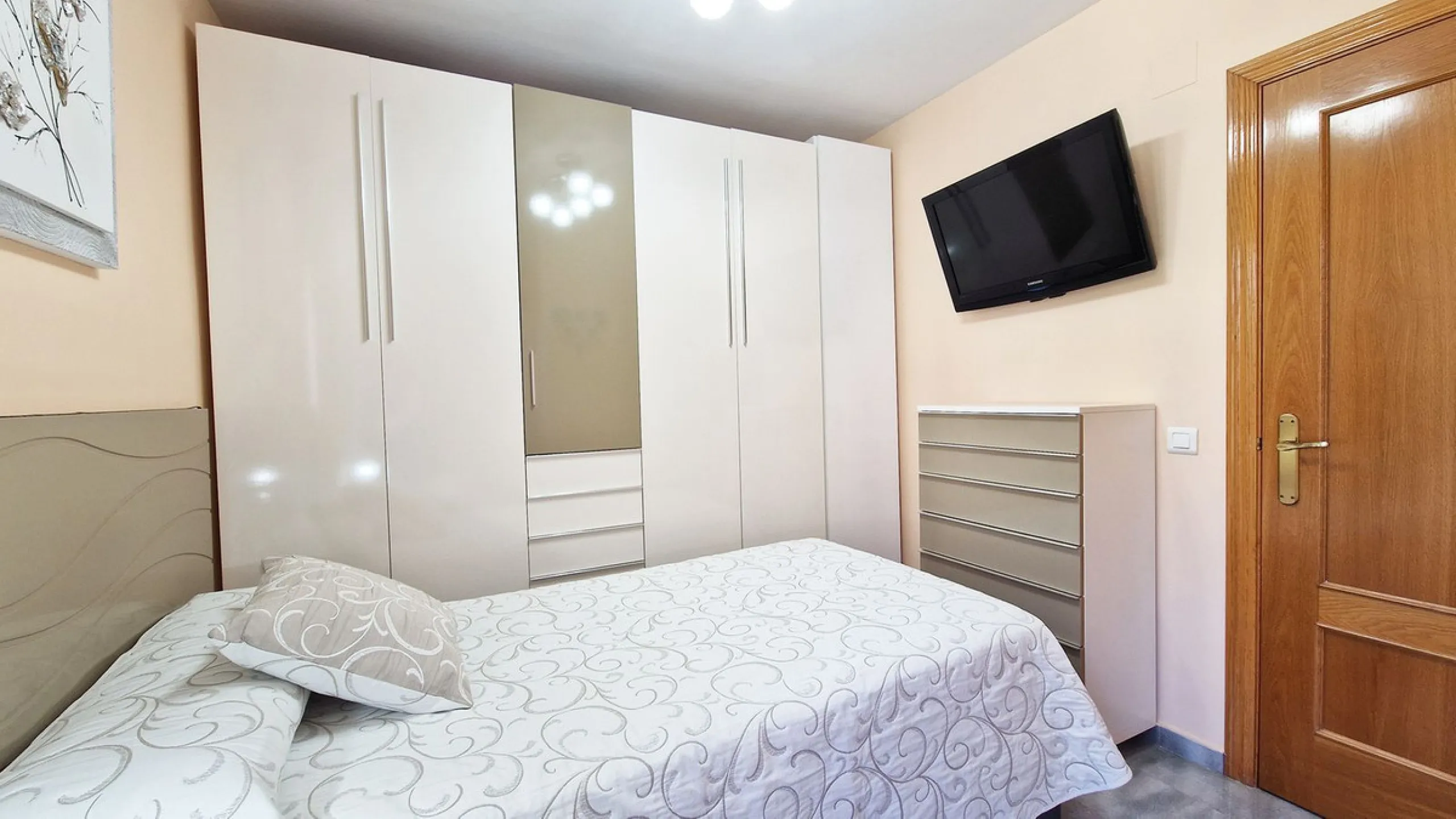 Apartment - Middle Floor Apartment в продаже в Benalmadena, Málaga. В доме 2 спален и 1 ванных комнат. Площадь дома 77 м²