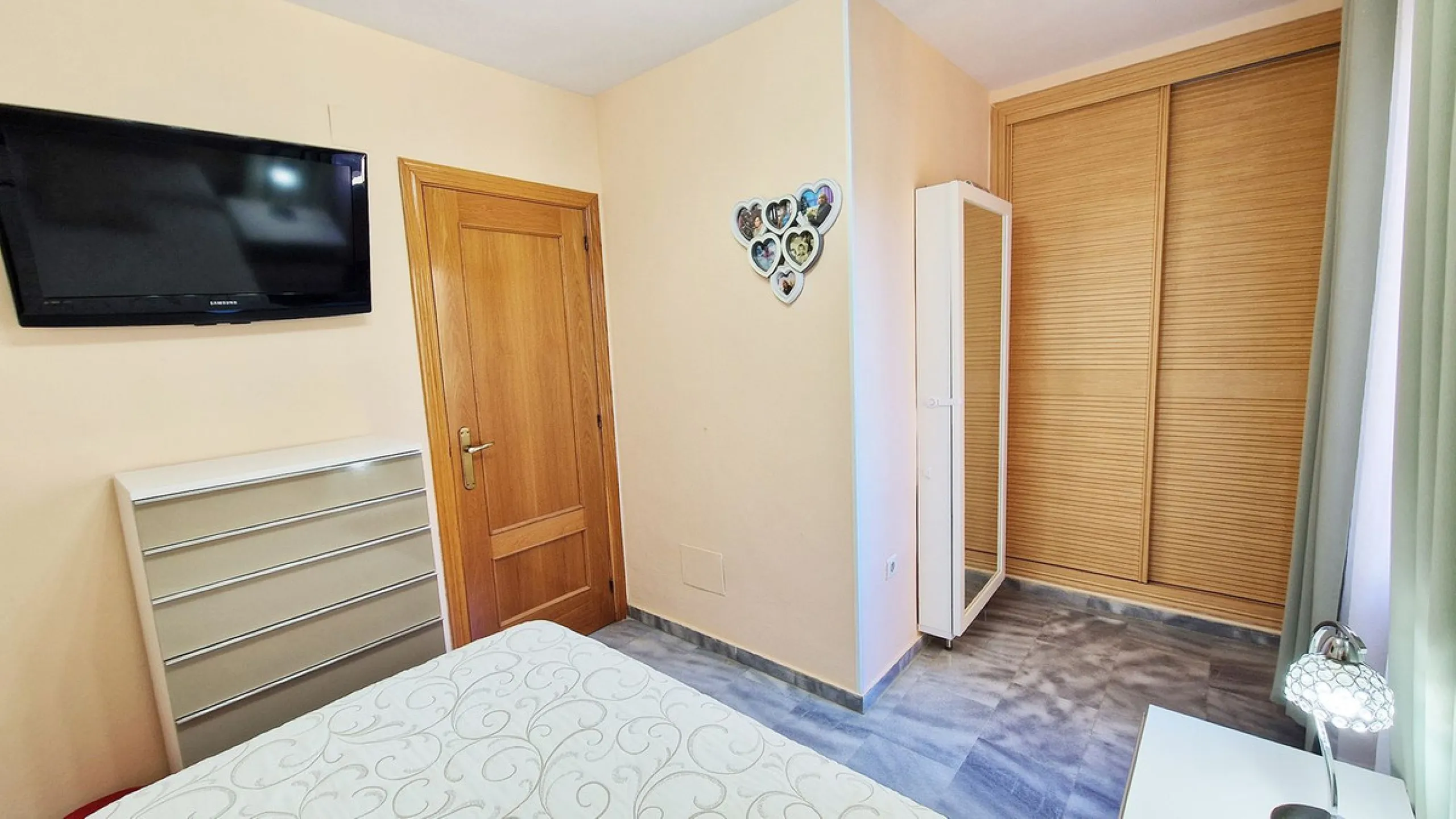 Apartment - Middle Floor Apartment в продаже в Benalmadena, Málaga. В доме 2 спален и 1 ванных комнат. Площадь дома 77 м²