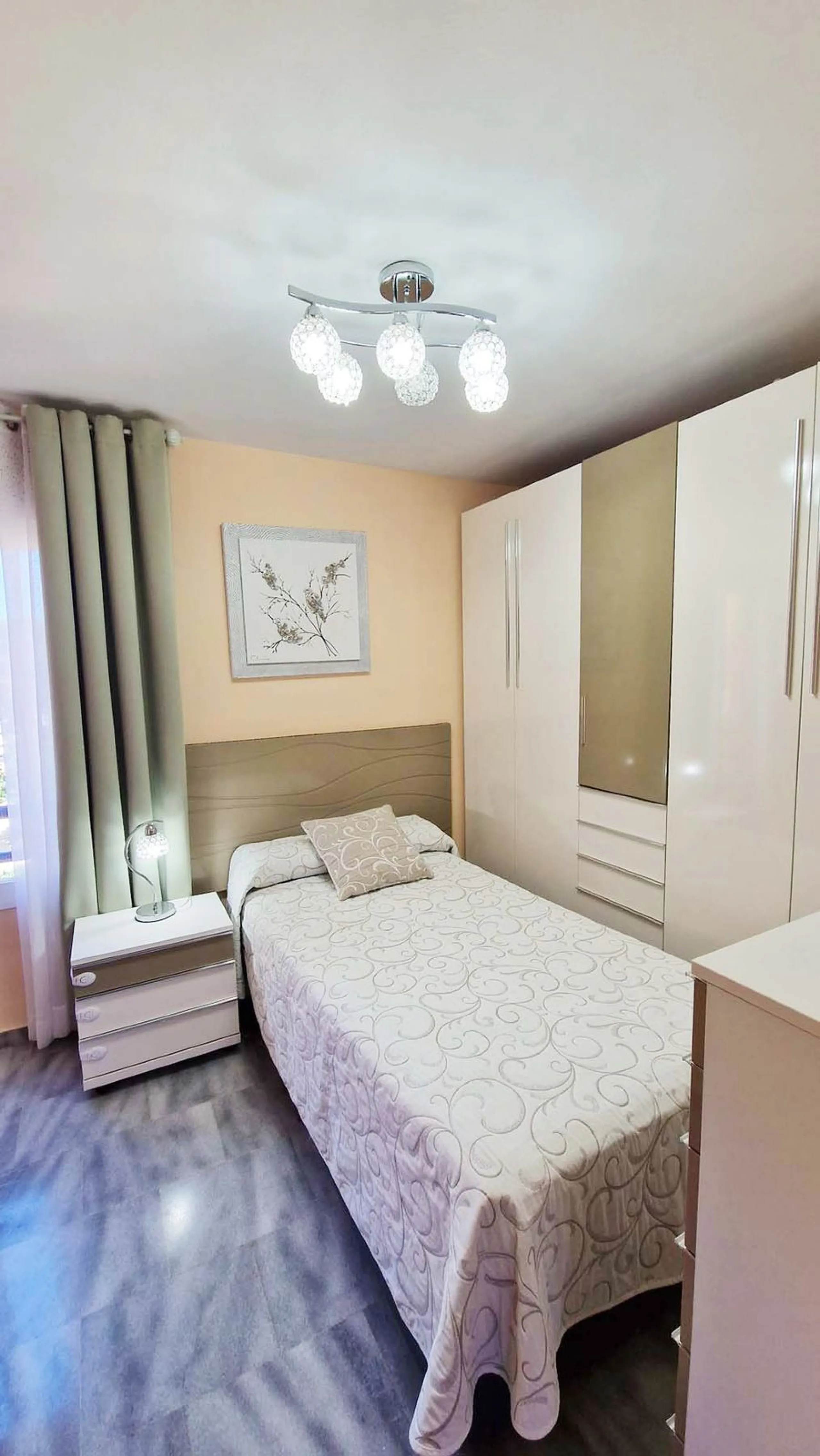 Apartment - Middle Floor Apartment в продаже в Benalmadena, Málaga. В доме 2 спален и 1 ванных комнат. Площадь дома 77 м²