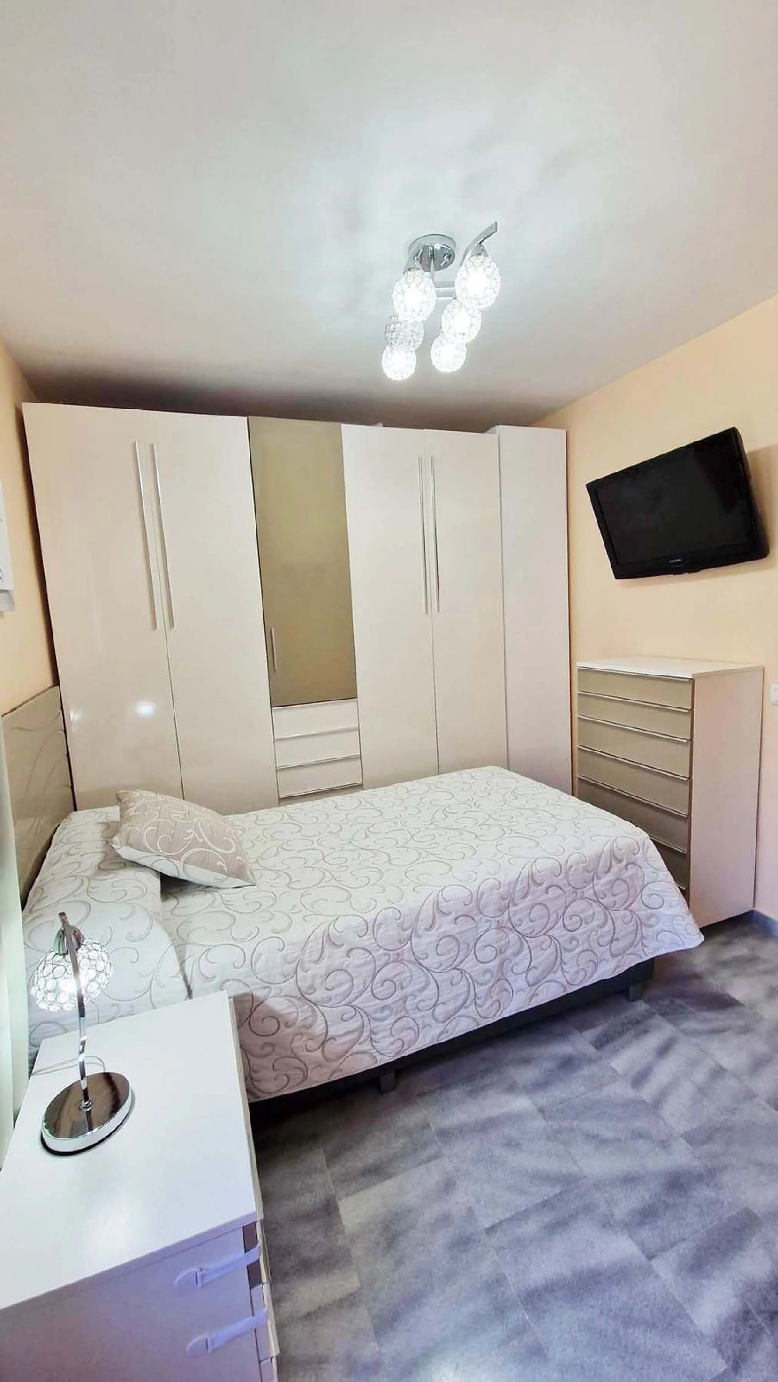 Apartment - Middle Floor Apartment в продаже в Benalmadena, Málaga. В доме 2 спален и 1 ванных комнат. Площадь дома 77 м²