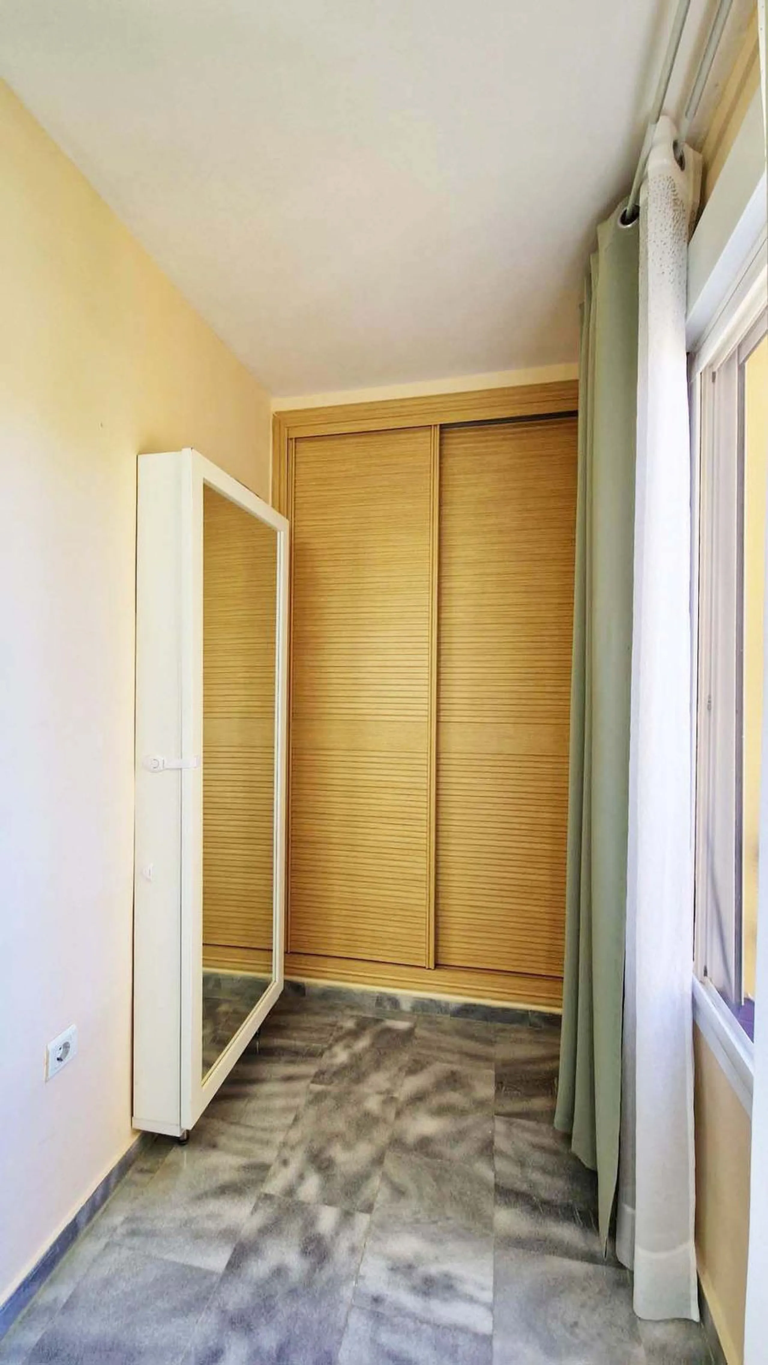 Apartment - Middle Floor Apartment в продаже в Benalmadena, Málaga. В доме 2 спален и 1 ванных комнат. Площадь дома 77 м²