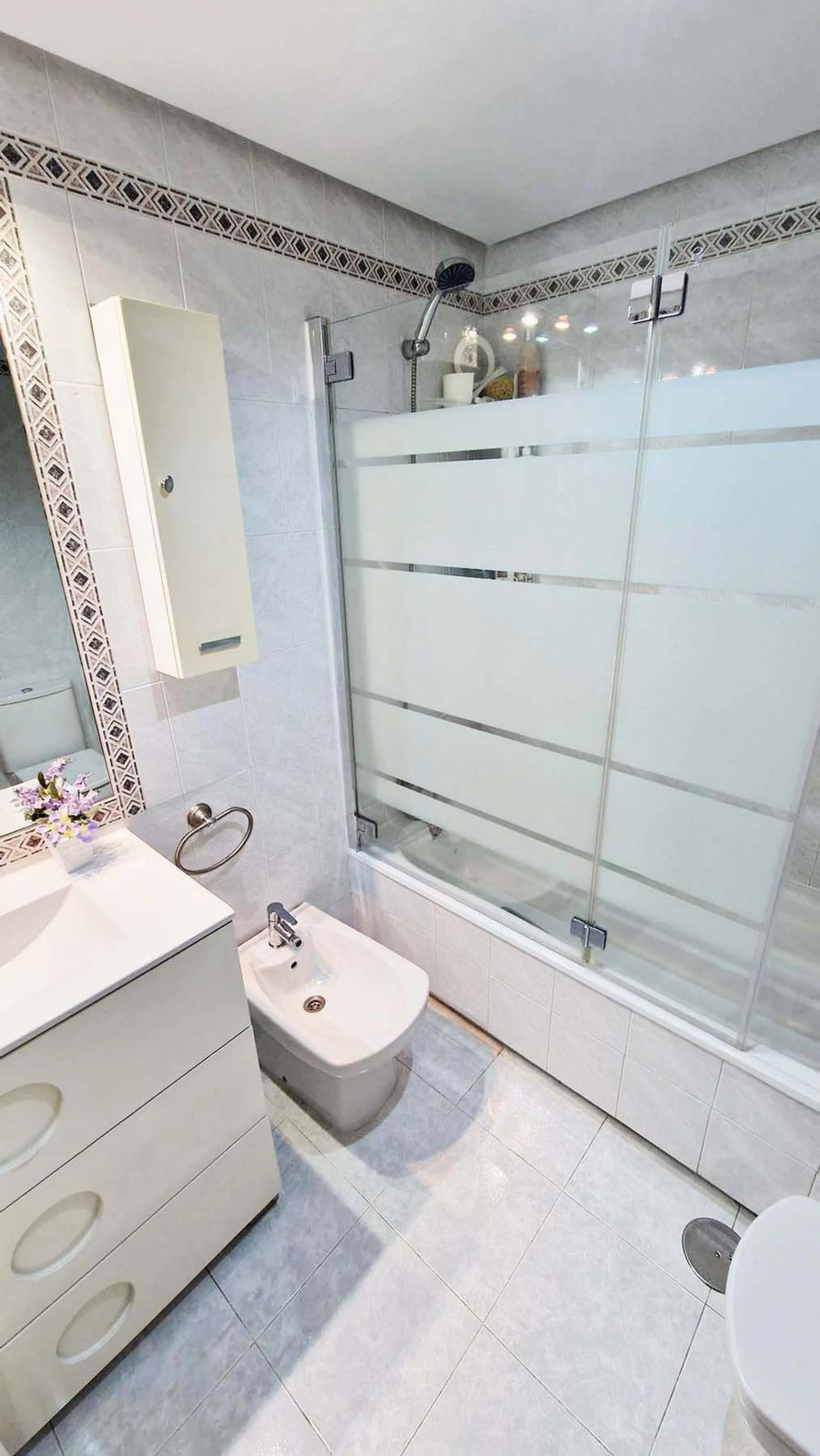 Apartment - Middle Floor Apartment в продаже в Benalmadena, Málaga. В доме 2 спален и 1 ванных комнат. Площадь дома 77 м²