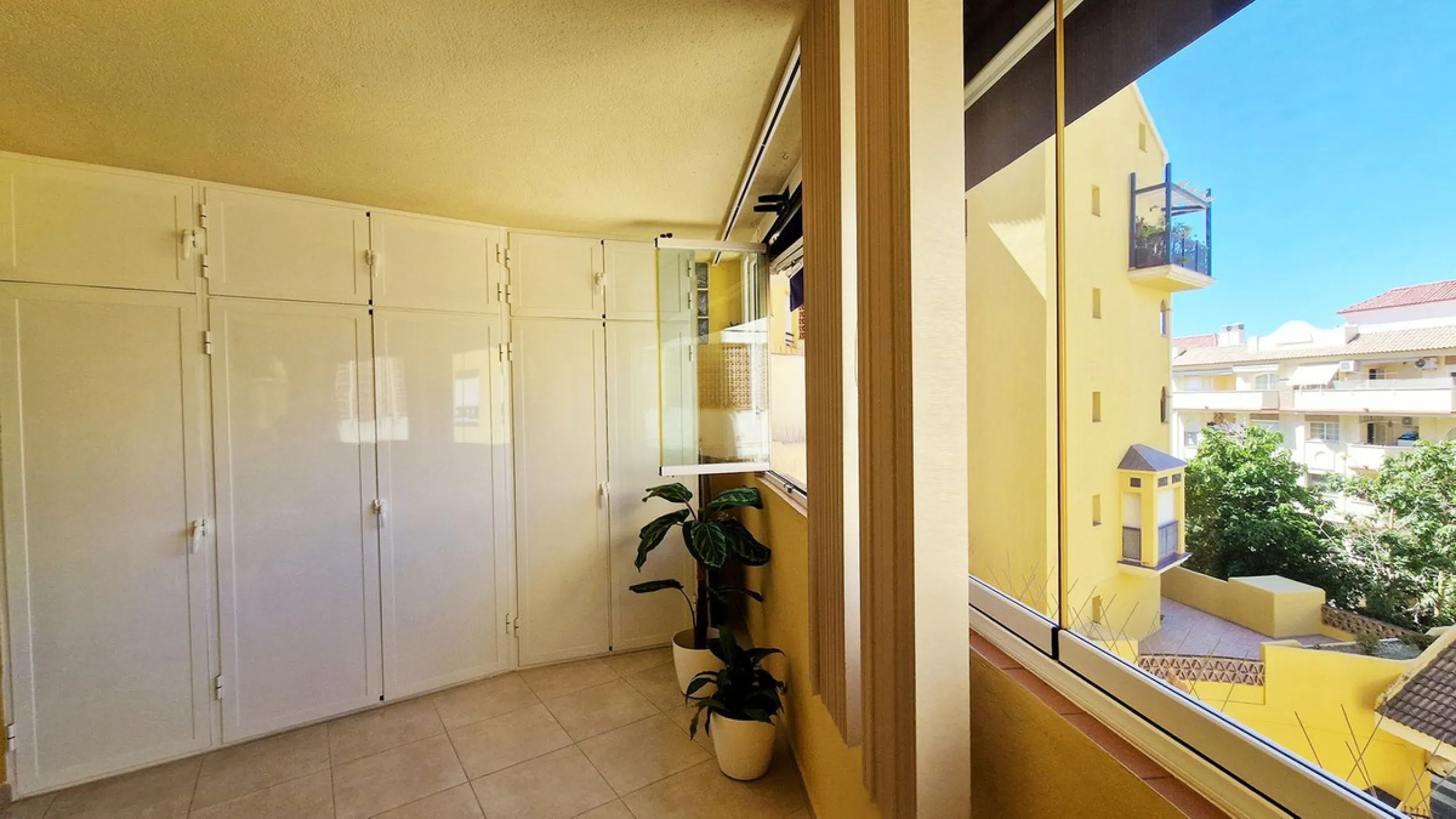 Apartment - Middle Floor Apartment в продаже в Benalmadena, Málaga. В доме 2 спален и 1 ванных комнат. Площадь дома 77 м²