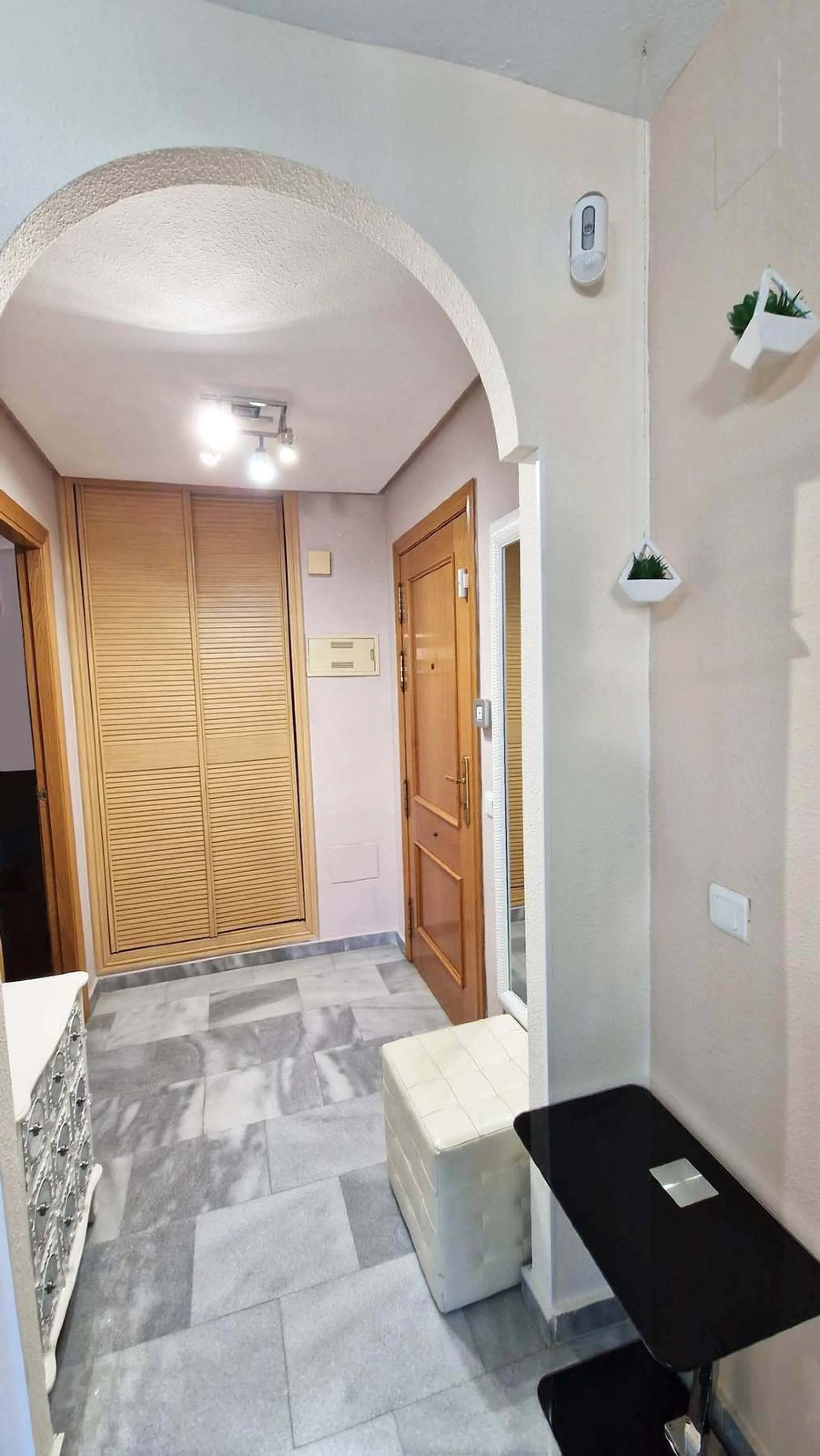 Apartment - Middle Floor Apartment в продаже в Benalmadena, Málaga. В доме 2 спален и 1 ванных комнат. Площадь дома 77 м²