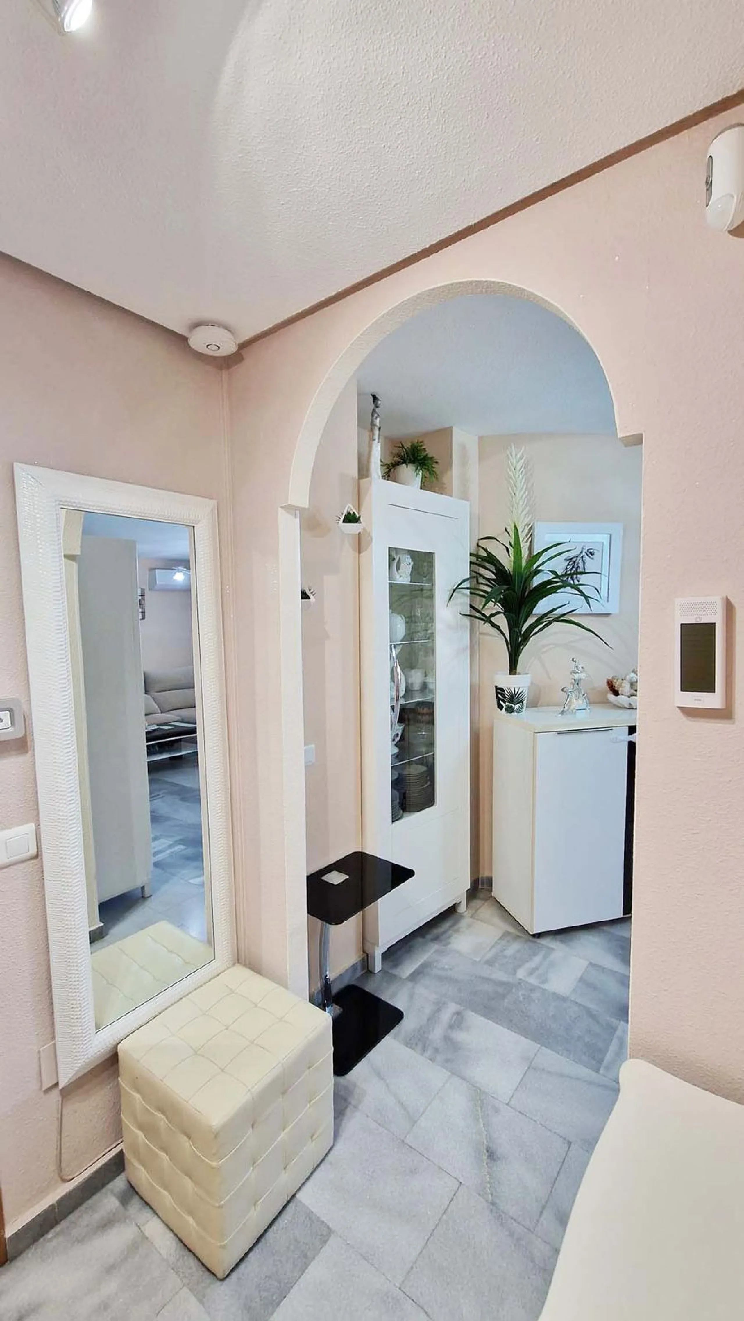 Apartment - Middle Floor Apartment в продаже в Benalmadena, Málaga. В доме 2 спален и 1 ванных комнат. Площадь дома 77 м²