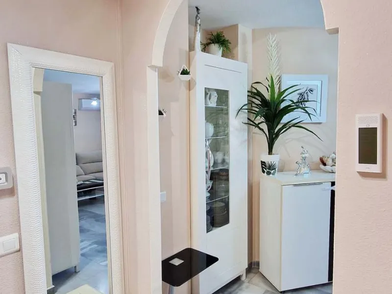 Apartment - Middle Floor Apartment в продаже в Benalmadena, Málaga. В доме 2 спален и 1 ванных комнат. Площадь дома 77 м²