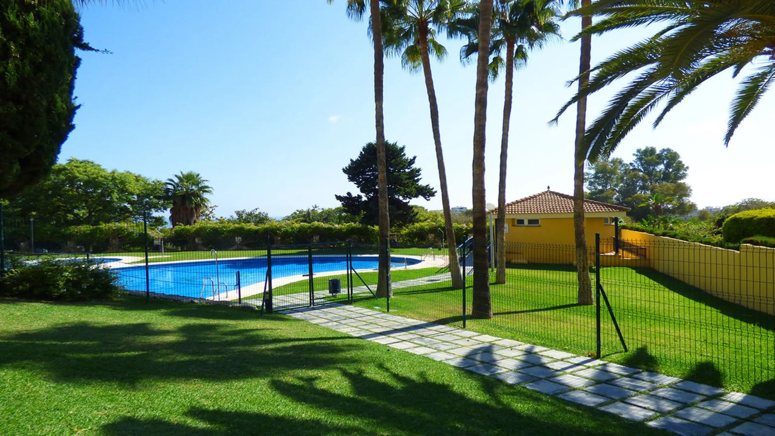 Apartment - Middle Floor Apartment в продаже в Benalmadena, Málaga. В доме 2 спален и 1 ванных комнат. Площадь дома 77 м²