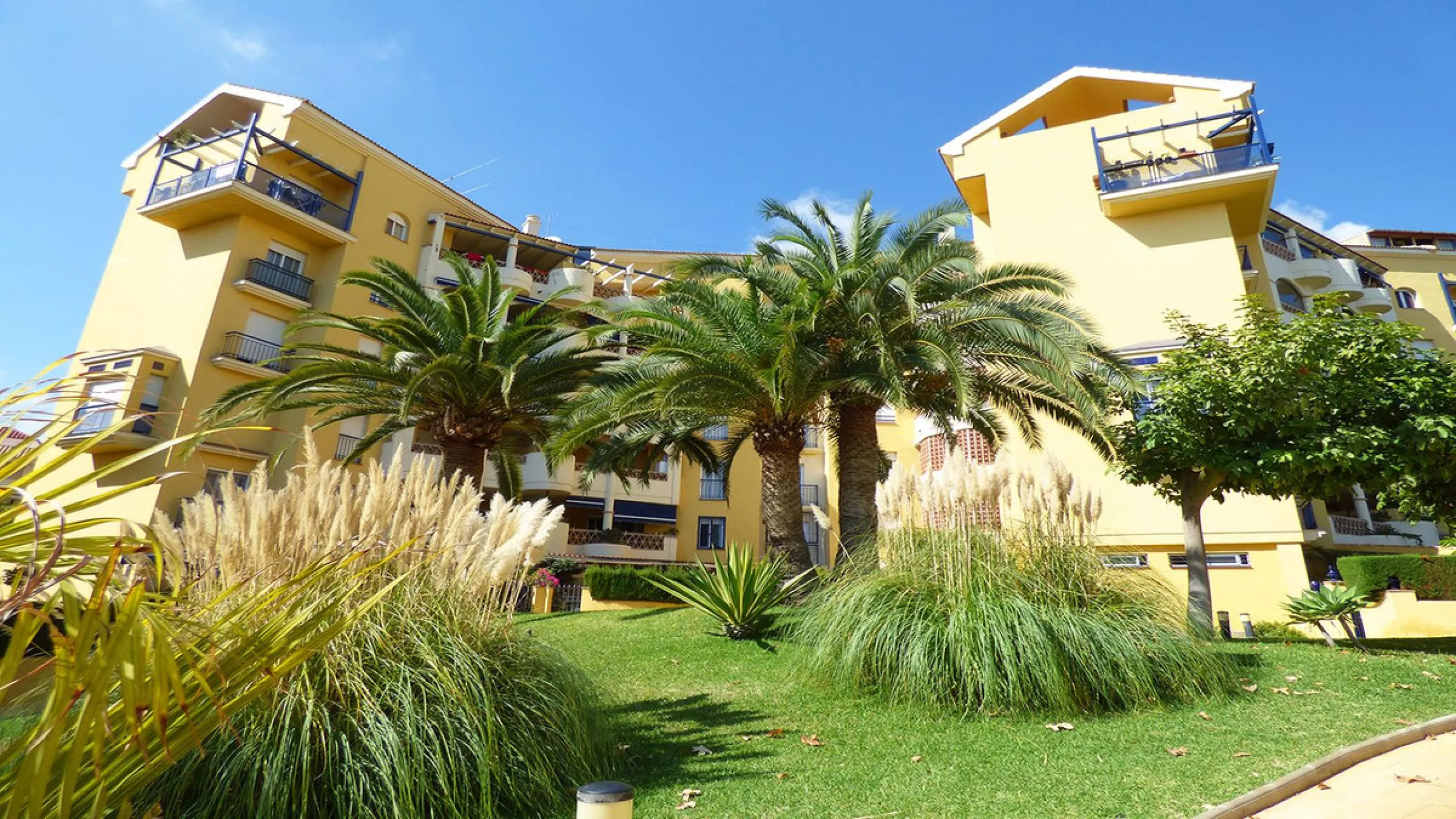 Apartment - Middle Floor Apartment в продаже в Benalmadena, Málaga. В доме 2 спален и 1 ванных комнат. Площадь дома 77 м²