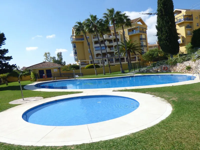 Apartment - Middle Floor Apartment в продаже в Benalmadena, Málaga. В доме 2 спален и 1 ванных комнат. Площадь дома 77 м²