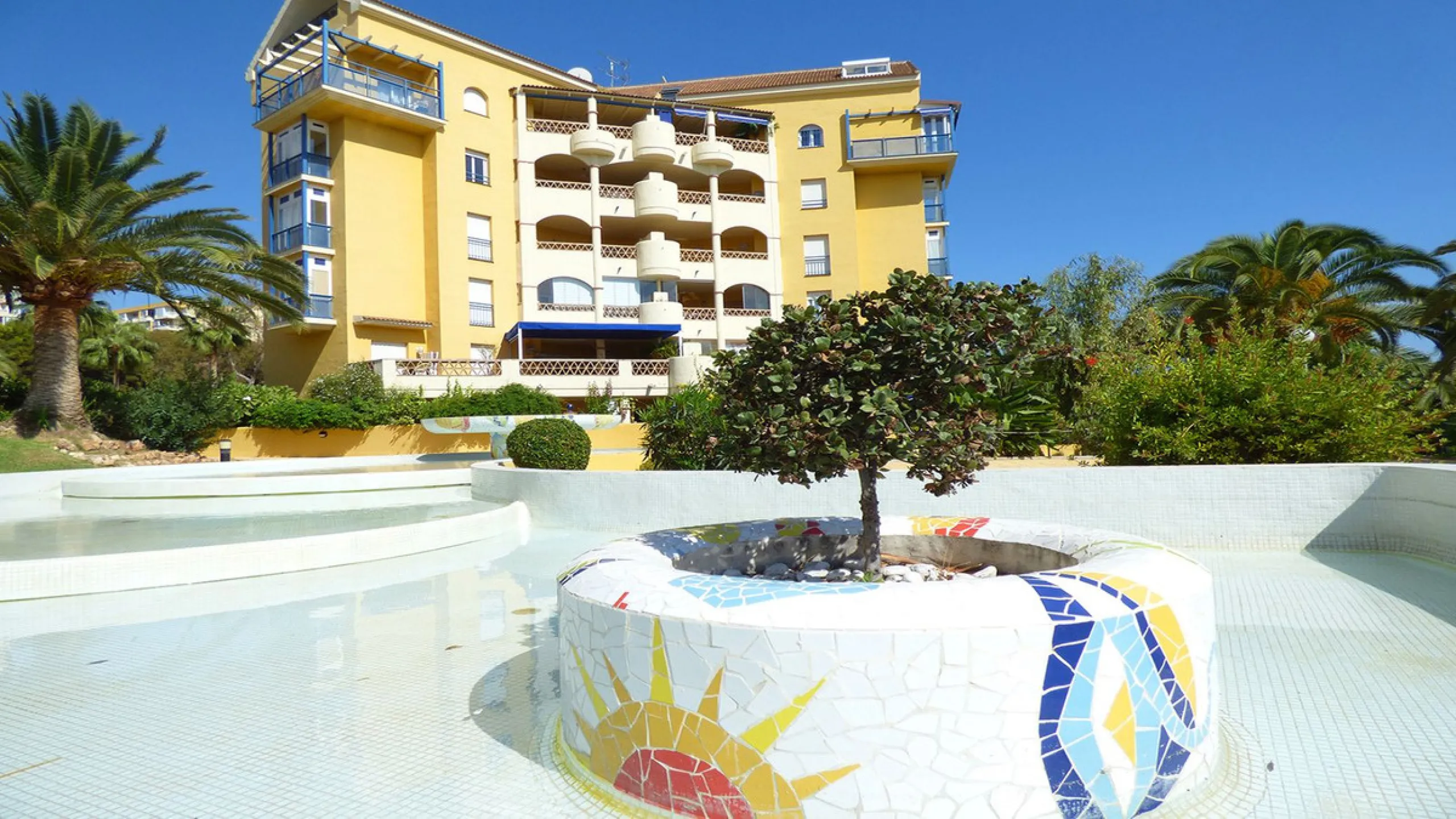 Apartment - Middle Floor Apartment в продаже в Benalmadena, Málaga. В доме 2 спален и 1 ванных комнат. Площадь дома 77 м²