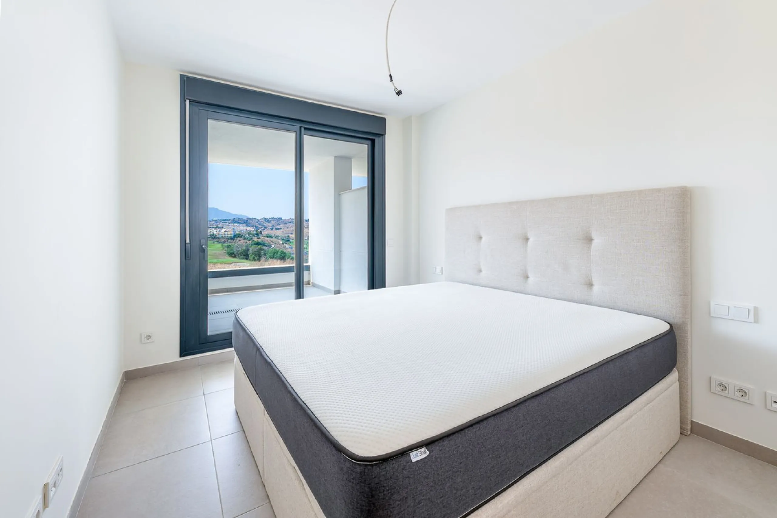 Modern newly build 2-bedroom apartment with golf & mountain Views