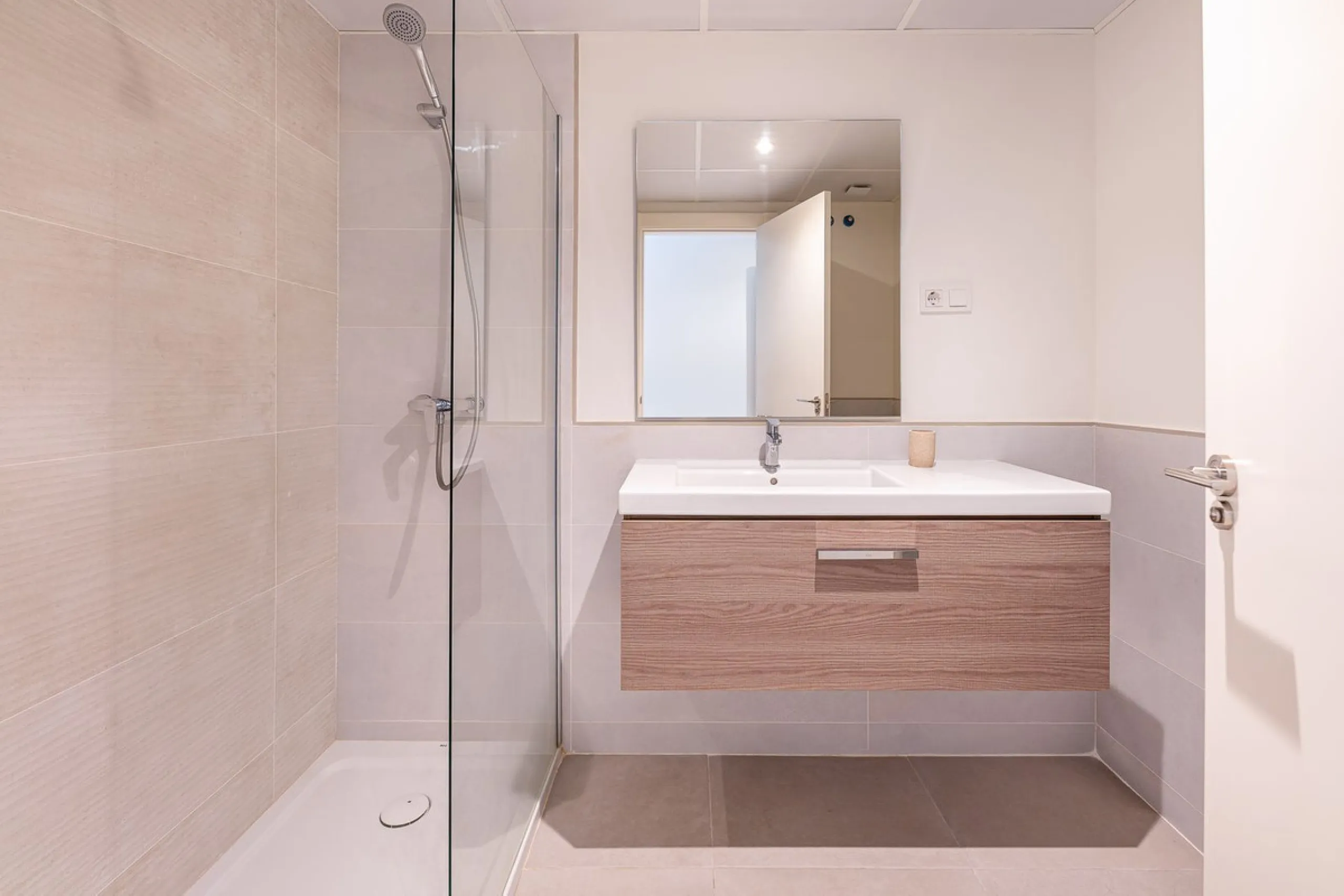 Modern newly build 2-bedroom apartment with golf & mountain Views