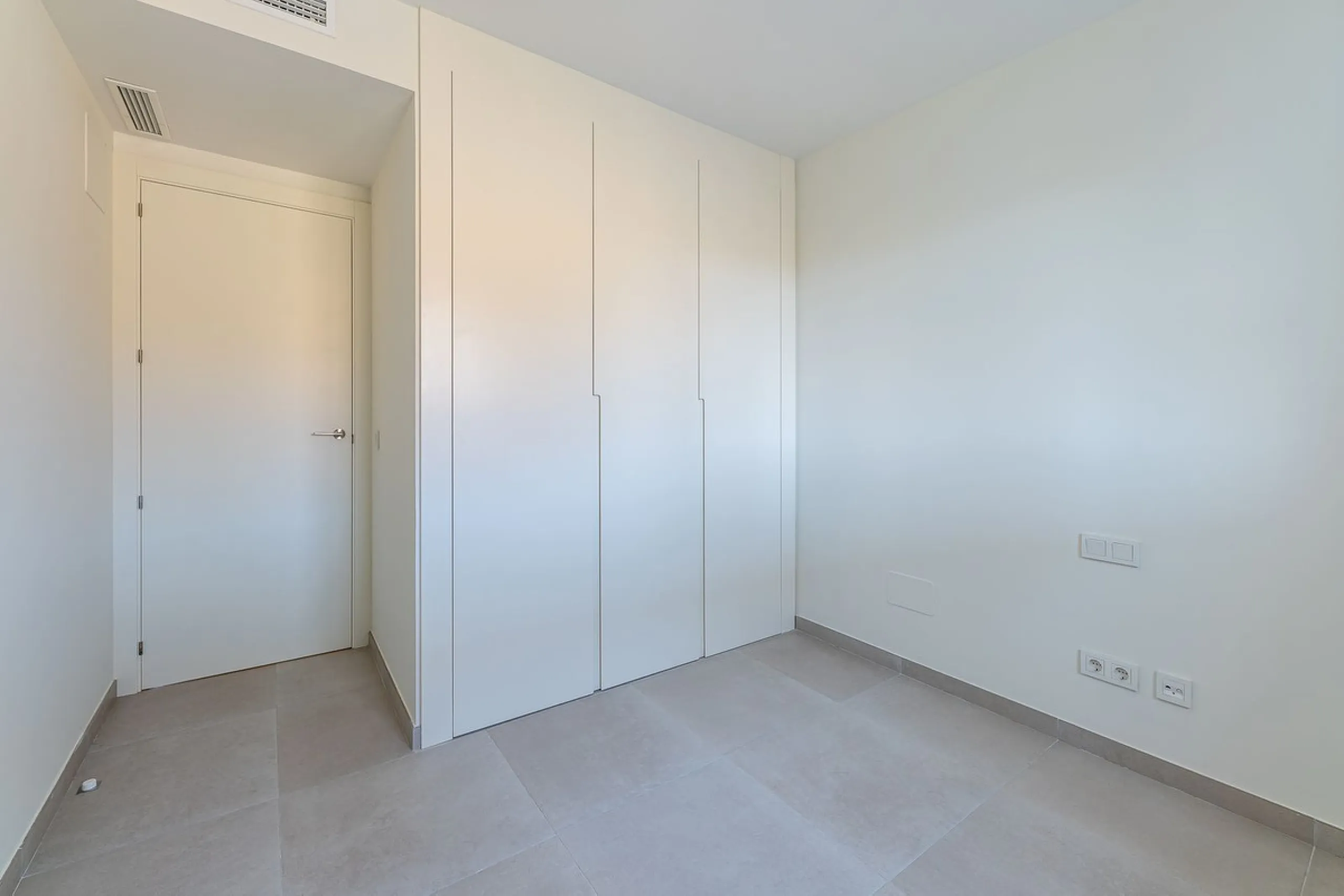 Modern newly build 2-bedroom apartment with golf & mountain Views