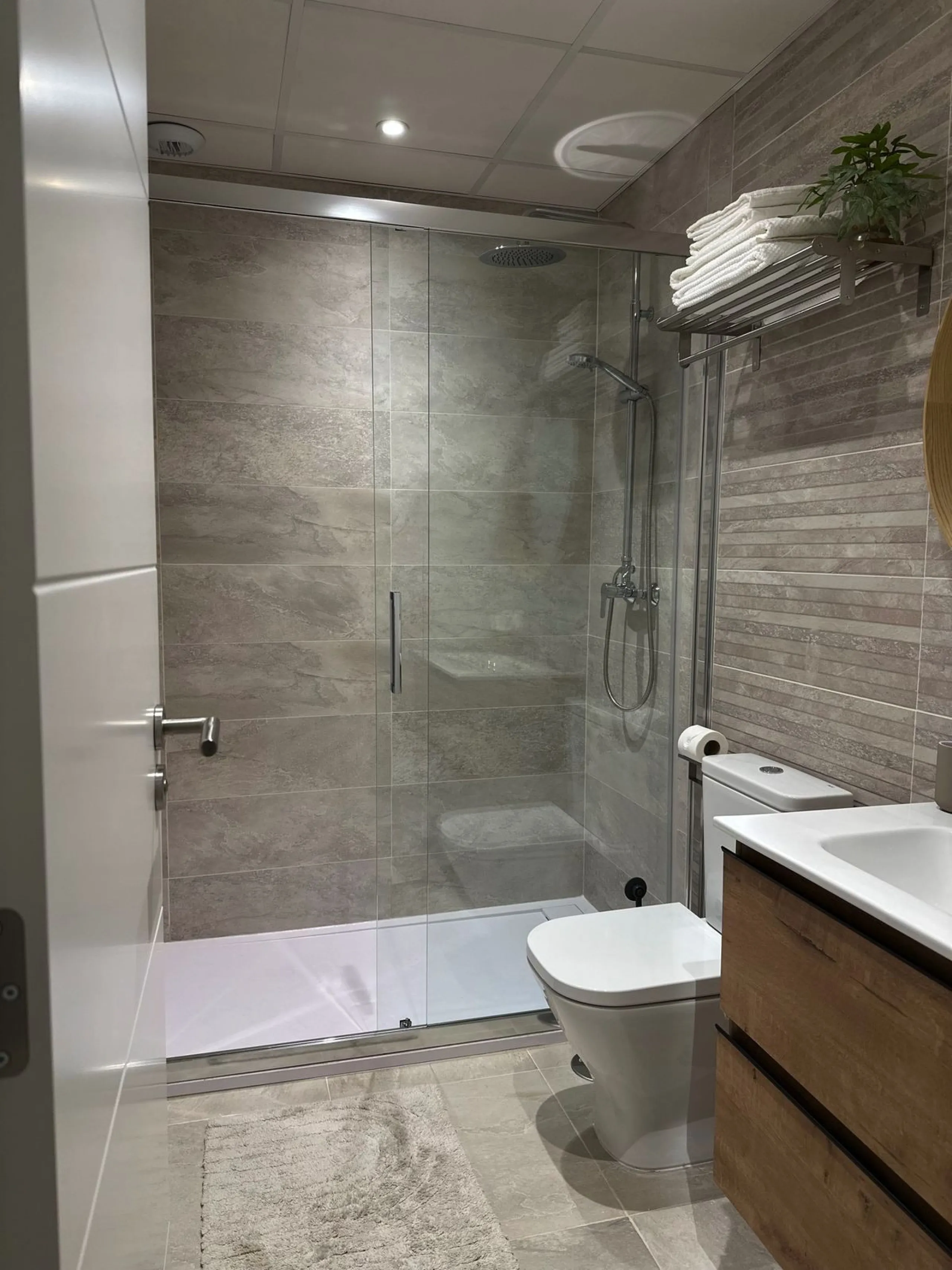 Brand New Fully Furnished 2-Bedroom Apartment in Puerto de Estepona – Just One Minute from the Beach!