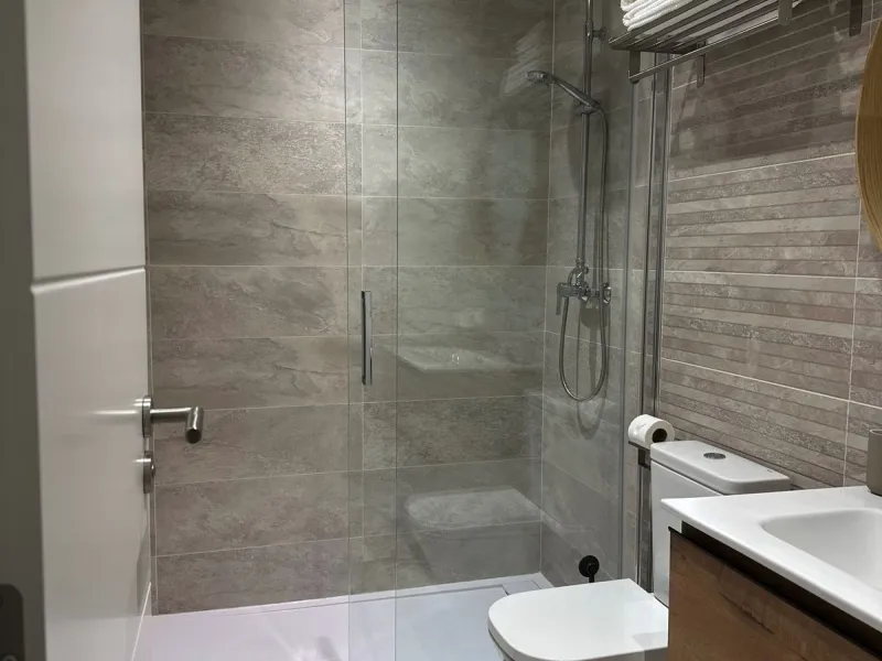 Brand New Fully Furnished 2-Bedroom Apartment in Puerto de Estepona – Just One Minute from the Beach!