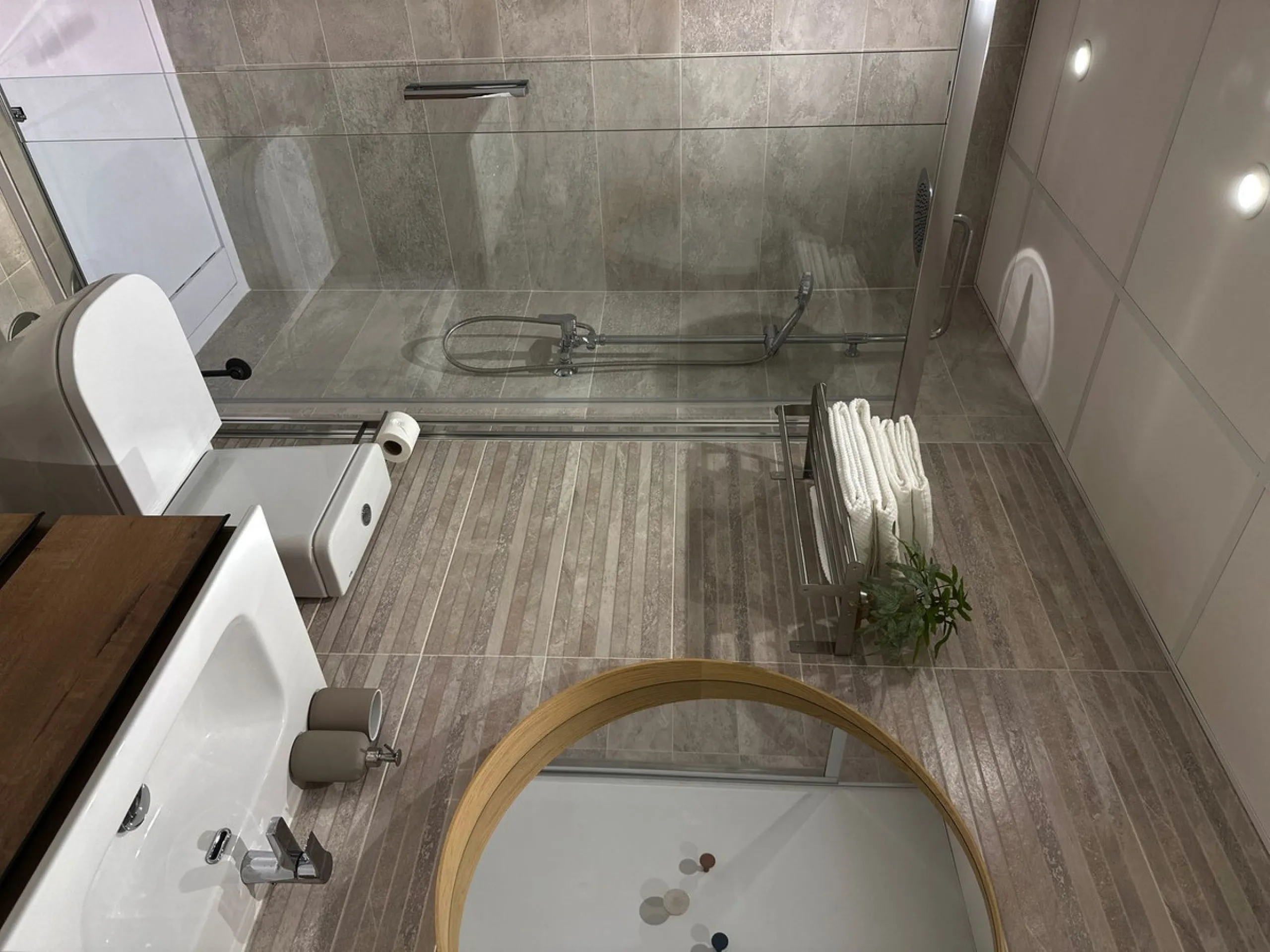 Brand New Fully Furnished 2-Bedroom Apartment in Puerto de Estepona – Just One Minute from the Beach!