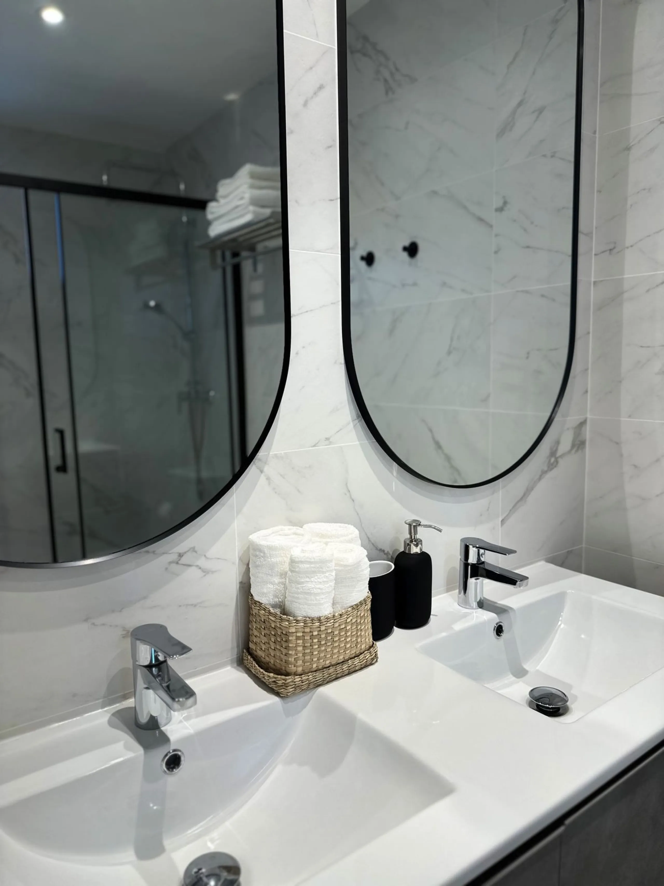 Brand New Fully Furnished 2-Bedroom Apartment in Puerto de Estepona – Just One Minute from the Beach!