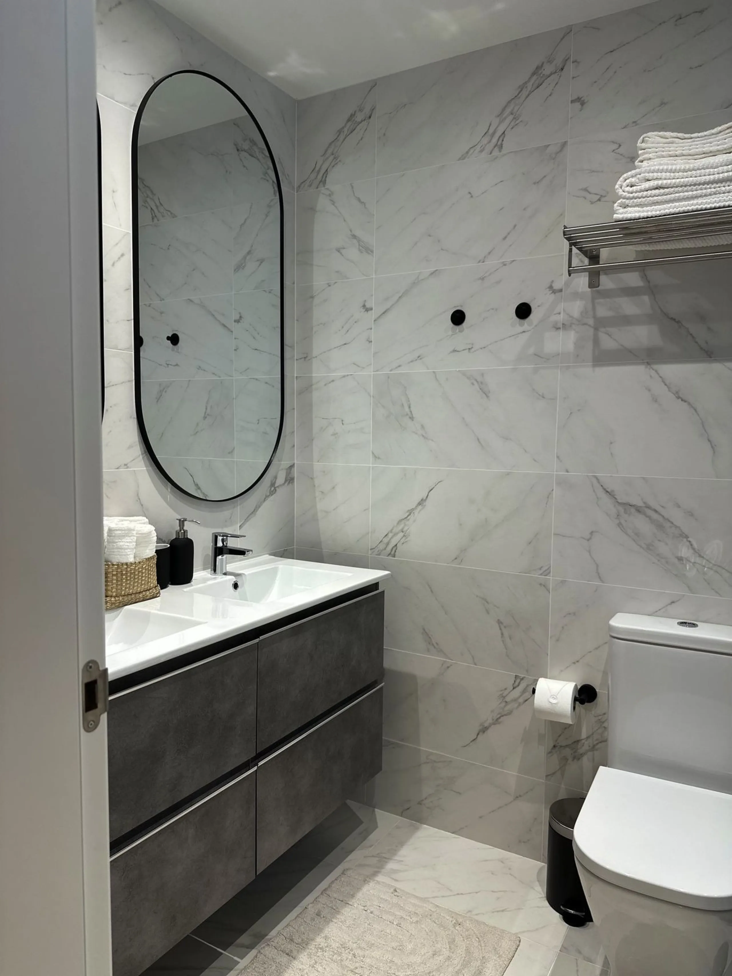 Brand New Fully Furnished 2-Bedroom Apartment in Puerto de Estepona – Just One Minute from the Beach!