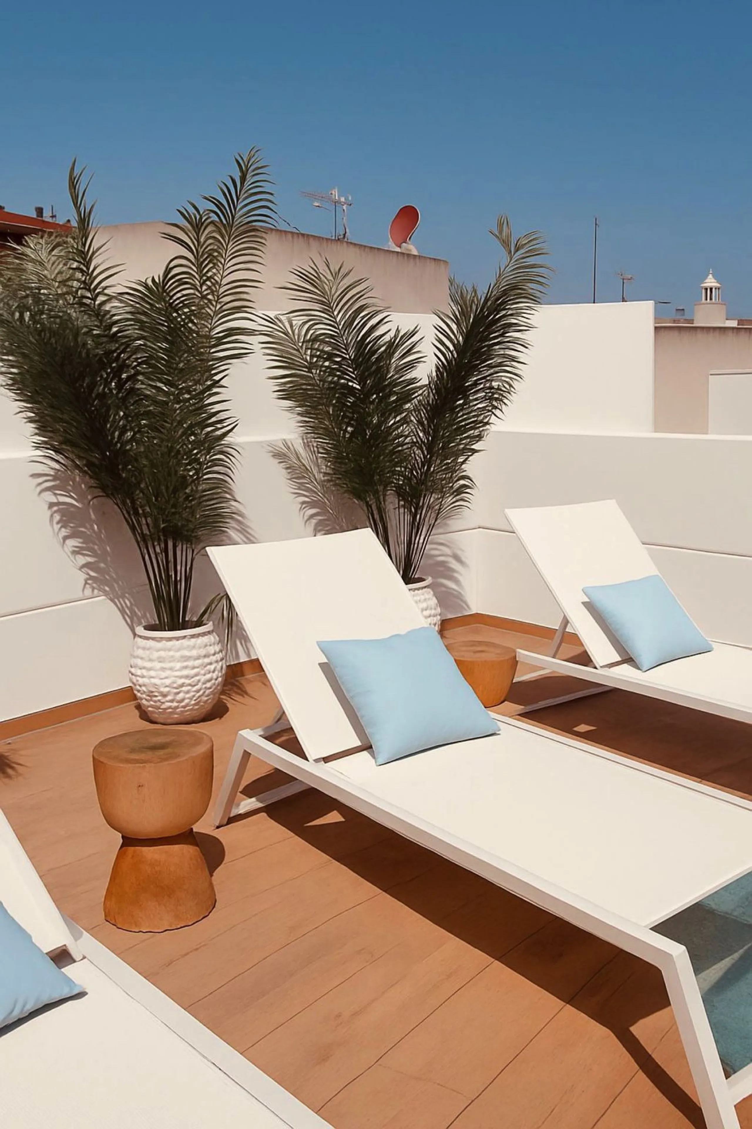 Brand New Fully Furnished 2-Bedroom Apartment in Puerto de Estepona – Just One Minute from the Beach!