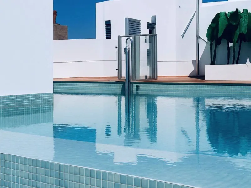Brand New Fully Furnished 2-Bedroom Apartment in Puerto de Estepona – Just One Minute from the Beach!