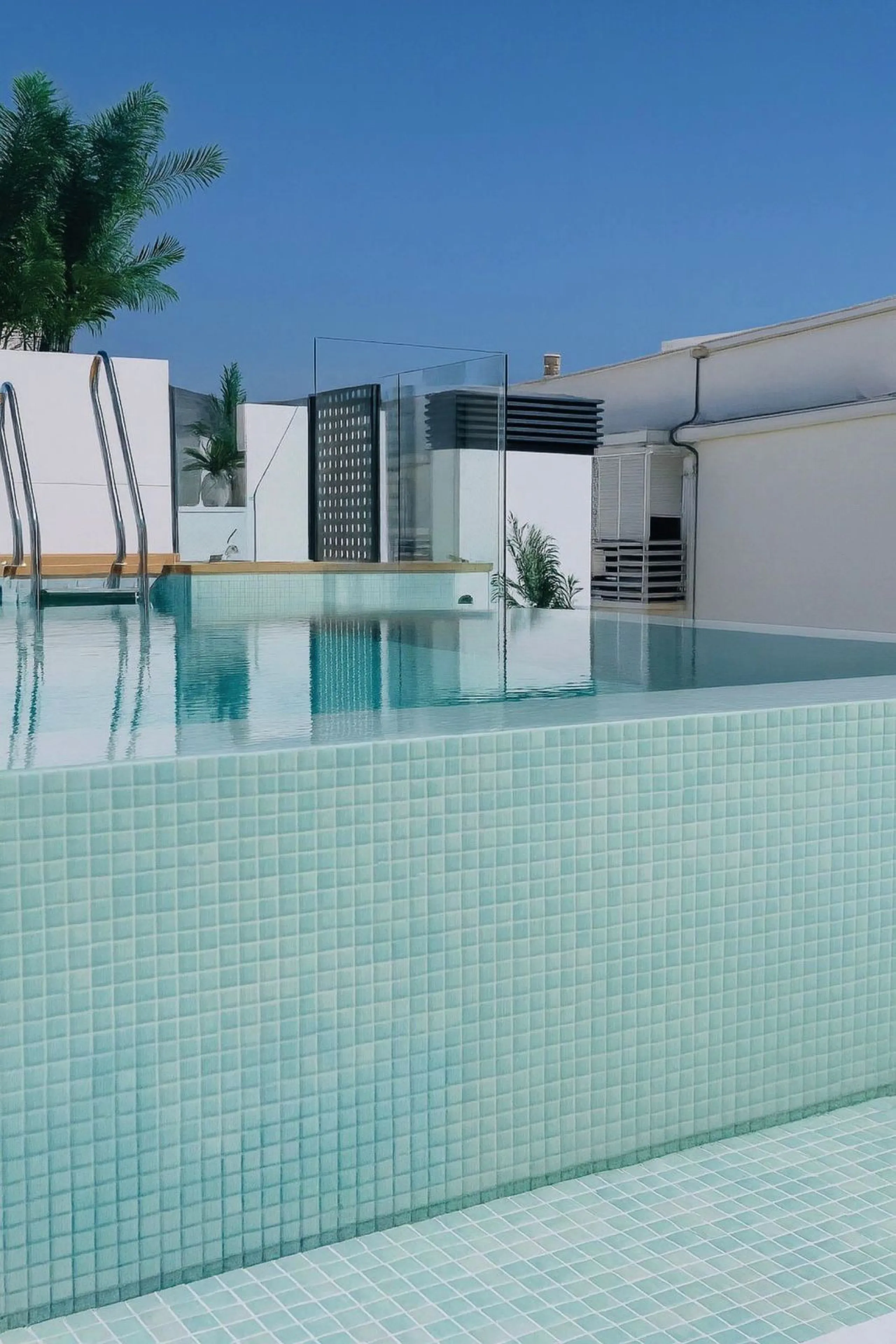 Brand New Fully Furnished 2-Bedroom Apartment in Puerto de Estepona – Just One Minute from the Beach!