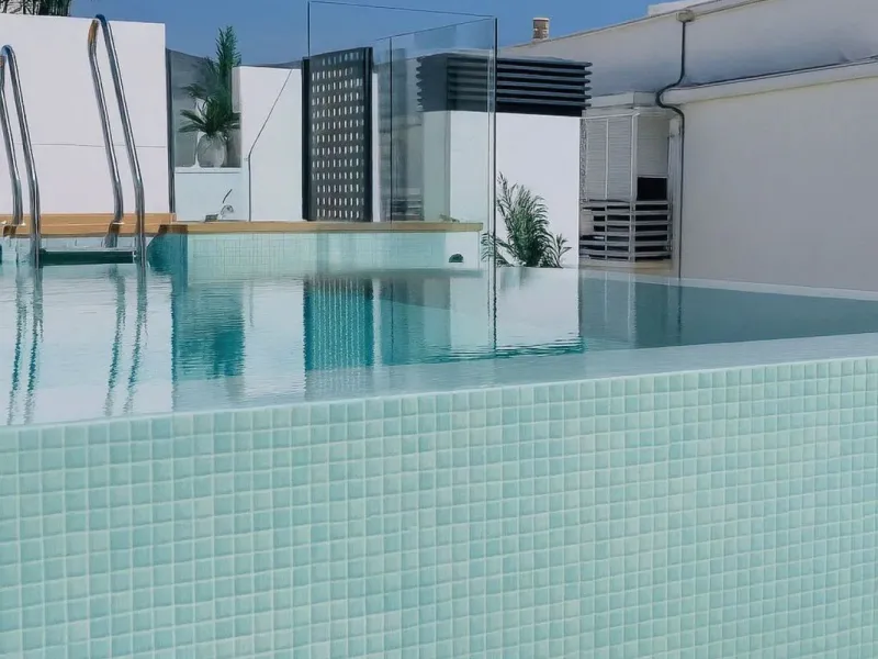 Brand New Fully Furnished 2-Bedroom Apartment in Puerto de Estepona – Just One Minute from the Beach!