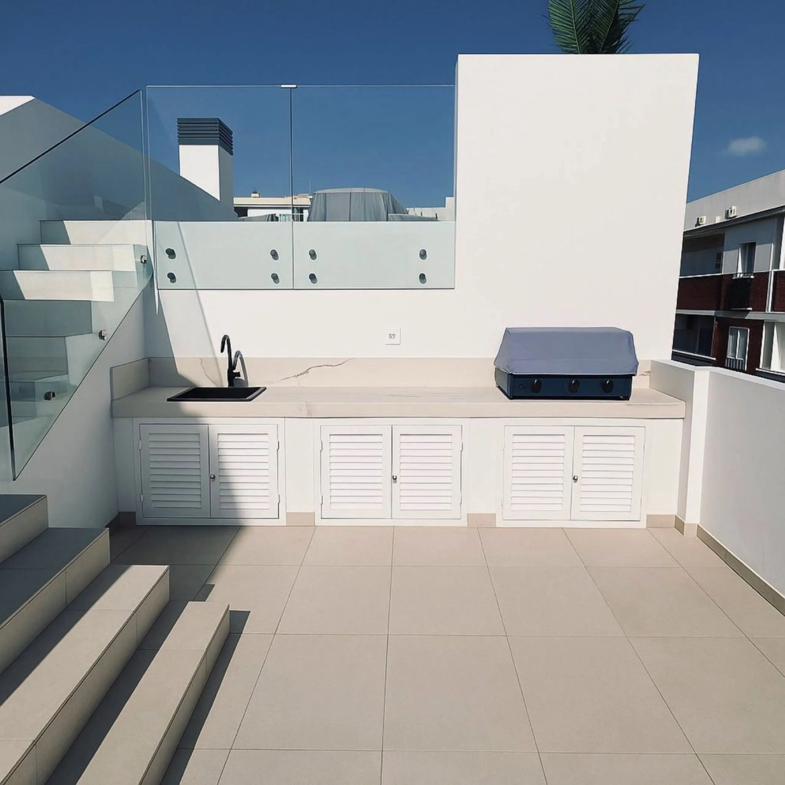 Brand New Fully Furnished 2-Bedroom Apartment in Puerto de Estepona – Just One Minute from the Beach!