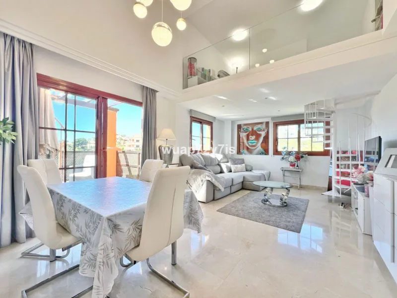 Apartment - Penthouse в продаже в Benahavís, Málaga. В доме 2 спален и 2 ванных комнат. Площадь дома 135 м²