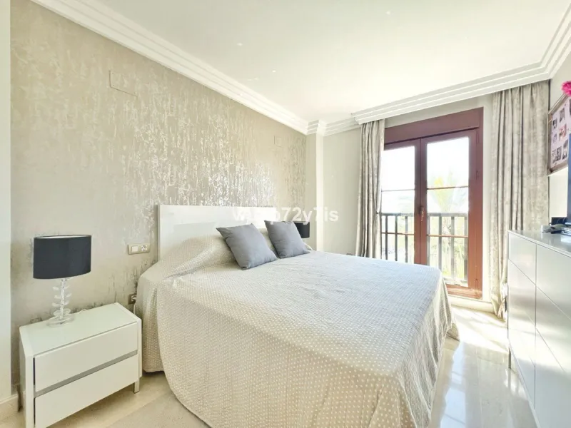 Apartment - Penthouse в продаже в Benahavís, Málaga. В доме 2 спален и 2 ванных комнат. Площадь дома 135 м²