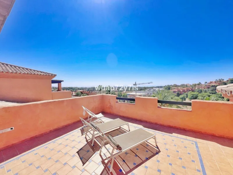 Apartment - Penthouse в продаже в Benahavís, Málaga. В доме 2 спален и 2 ванных комнат. Площадь дома 135 м²