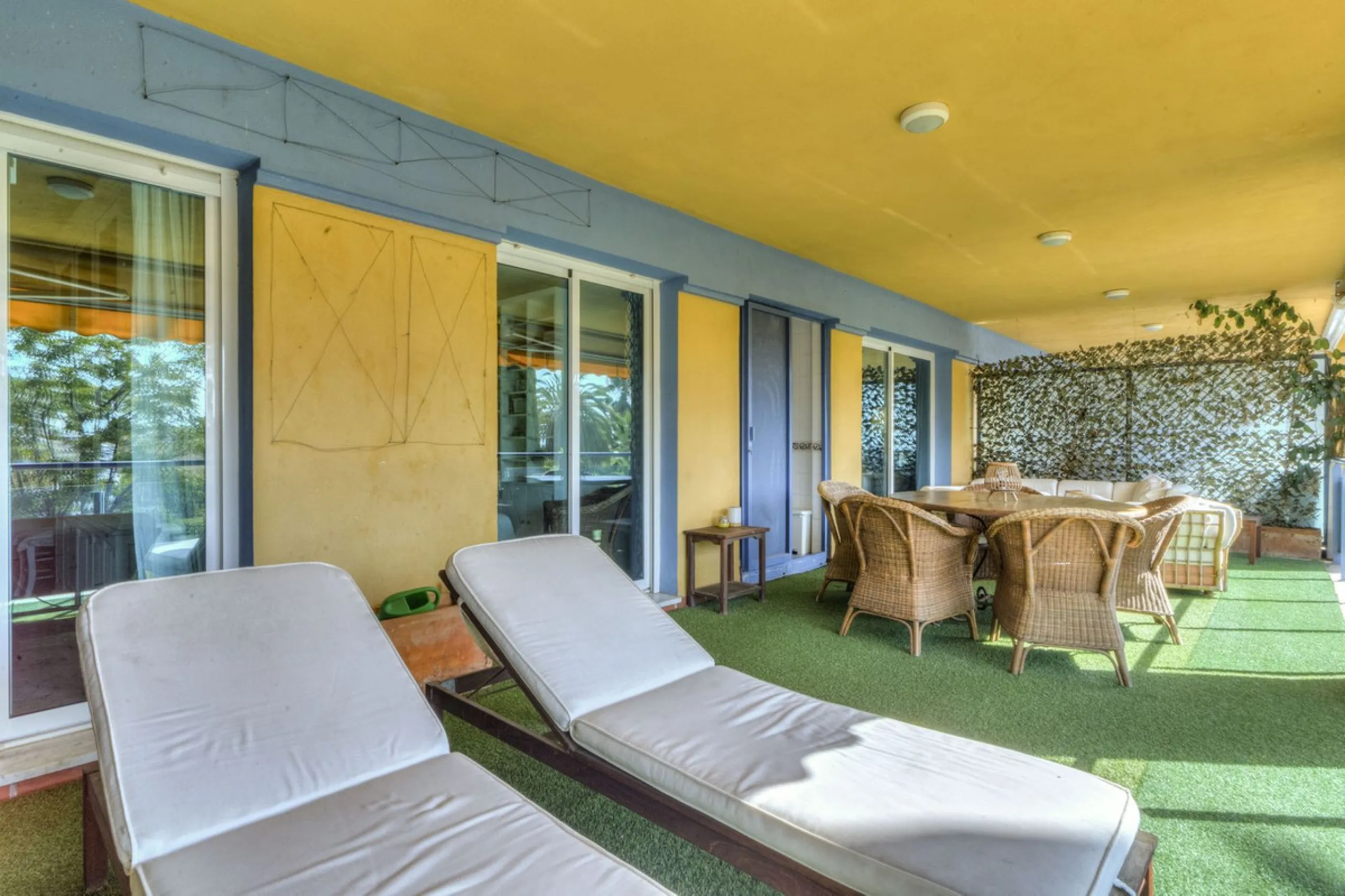 Discover the perfect blend of convenience and coastal living with this fantastic apartment, located just 400 meters from the beach. This property is ideally suited for anyone seeking either a permanent residence or a holiday home, offering the best of bot