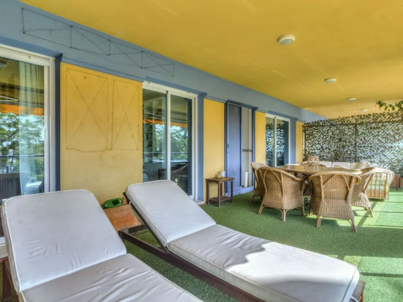 Discover the perfect blend of convenience and coastal living with this fantastic apartment, located just 400 meters from the beach. This property is ideally suited for anyone seeking either a permanent residence or a holiday home, offering the best of bot