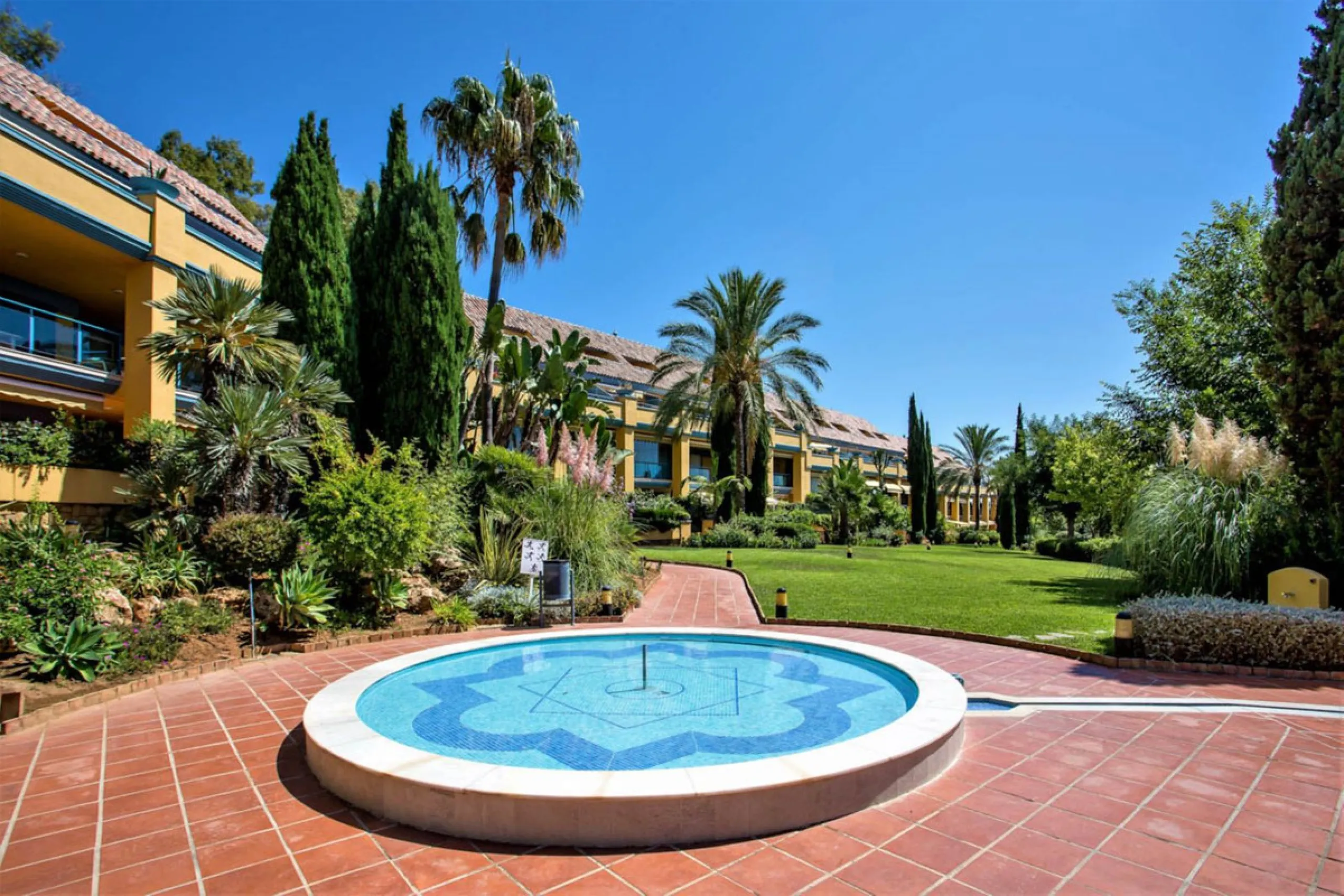 Discover the perfect blend of convenience and coastal living with this fantastic apartment, located just 400 meters from the beach. This property is ideally suited for anyone seeking either a permanent residence or a holiday home, offering the best of bot