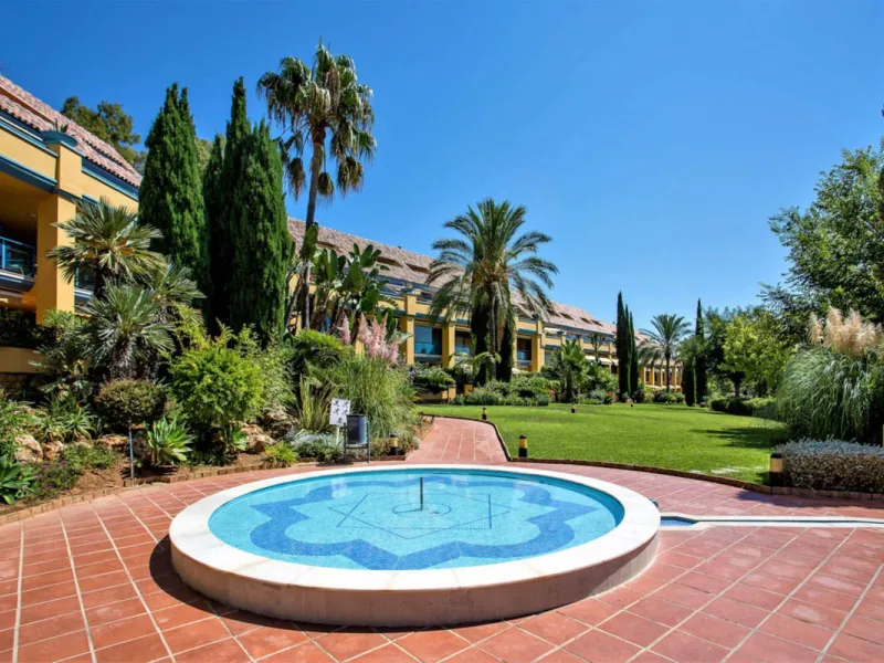 Discover the perfect blend of convenience and coastal living with this fantastic apartment, located just 400 meters from the beach. This property is ideally suited for anyone seeking either a permanent residence or a holiday home, offering the best of bot