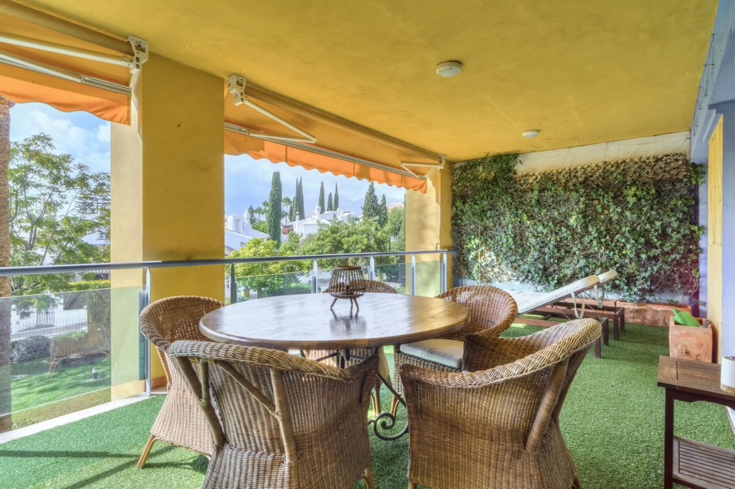 Discover the perfect blend of convenience and coastal living with this fantastic apartment, located just 400 meters from the beach. This property is ideally suited for anyone seeking either a permanent residence or a holiday home, offering the best of bot