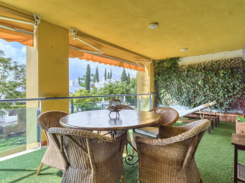 Discover the perfect blend of convenience and coastal living with this fantastic apartment, located just 400 meters from the beach. This property is ideally suited for anyone seeking either a permanent residence or a holiday home, offering the best of bot