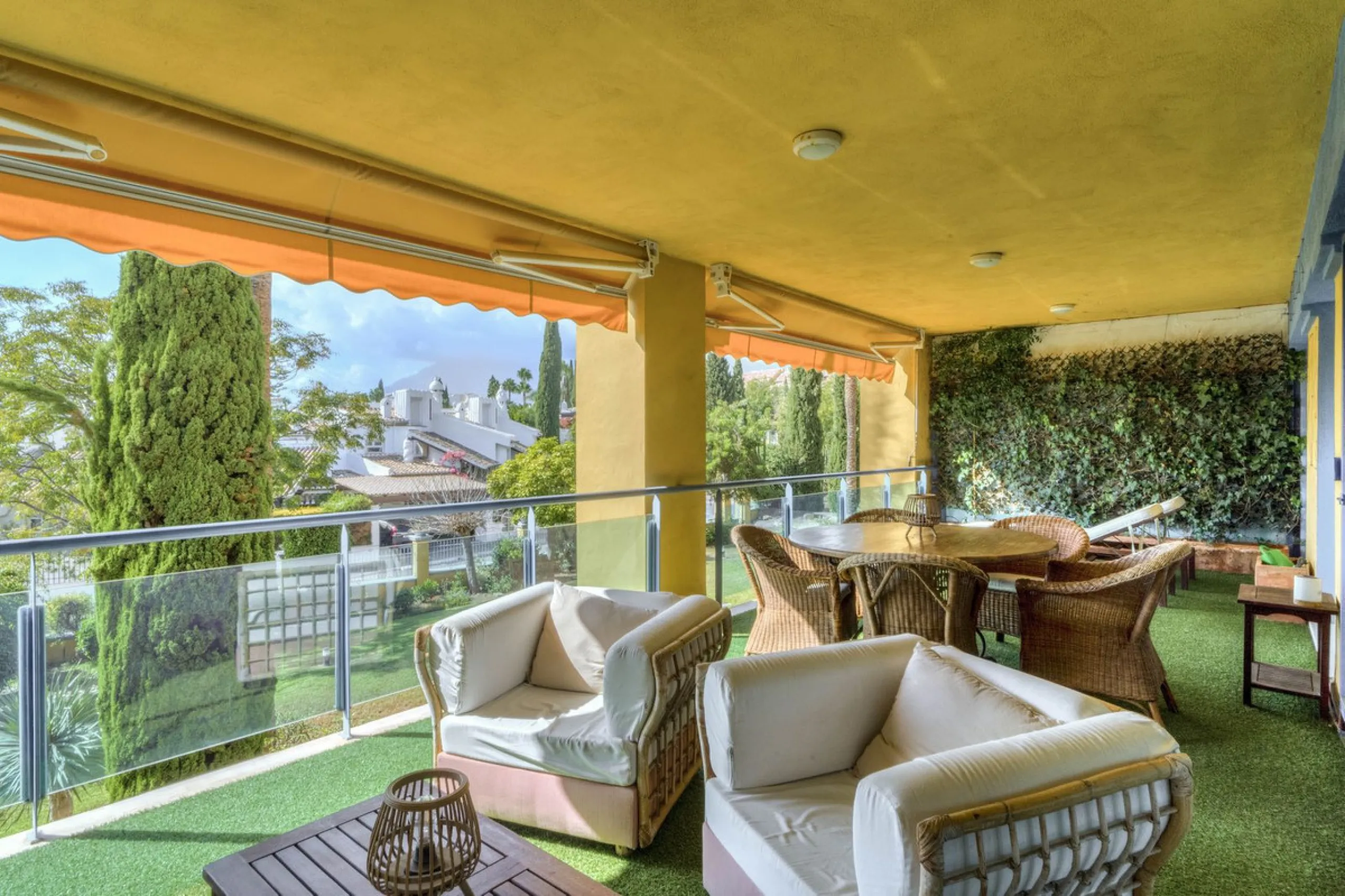 Discover the perfect blend of convenience and coastal living with this fantastic apartment, located just 400 meters from the beach. This property is ideally suited for anyone seeking either a permanent residence or a holiday home, offering the best of bot
