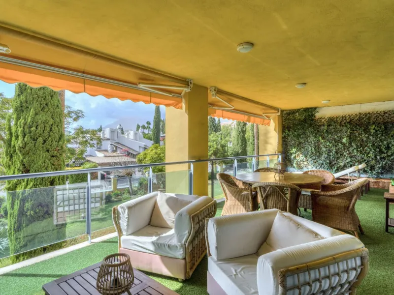 Discover the perfect blend of convenience and coastal living with this fantastic apartment, located just 400 meters from the beach. This property is ideally suited for anyone seeking either a permanent residence or a holiday home, offering the best of bot