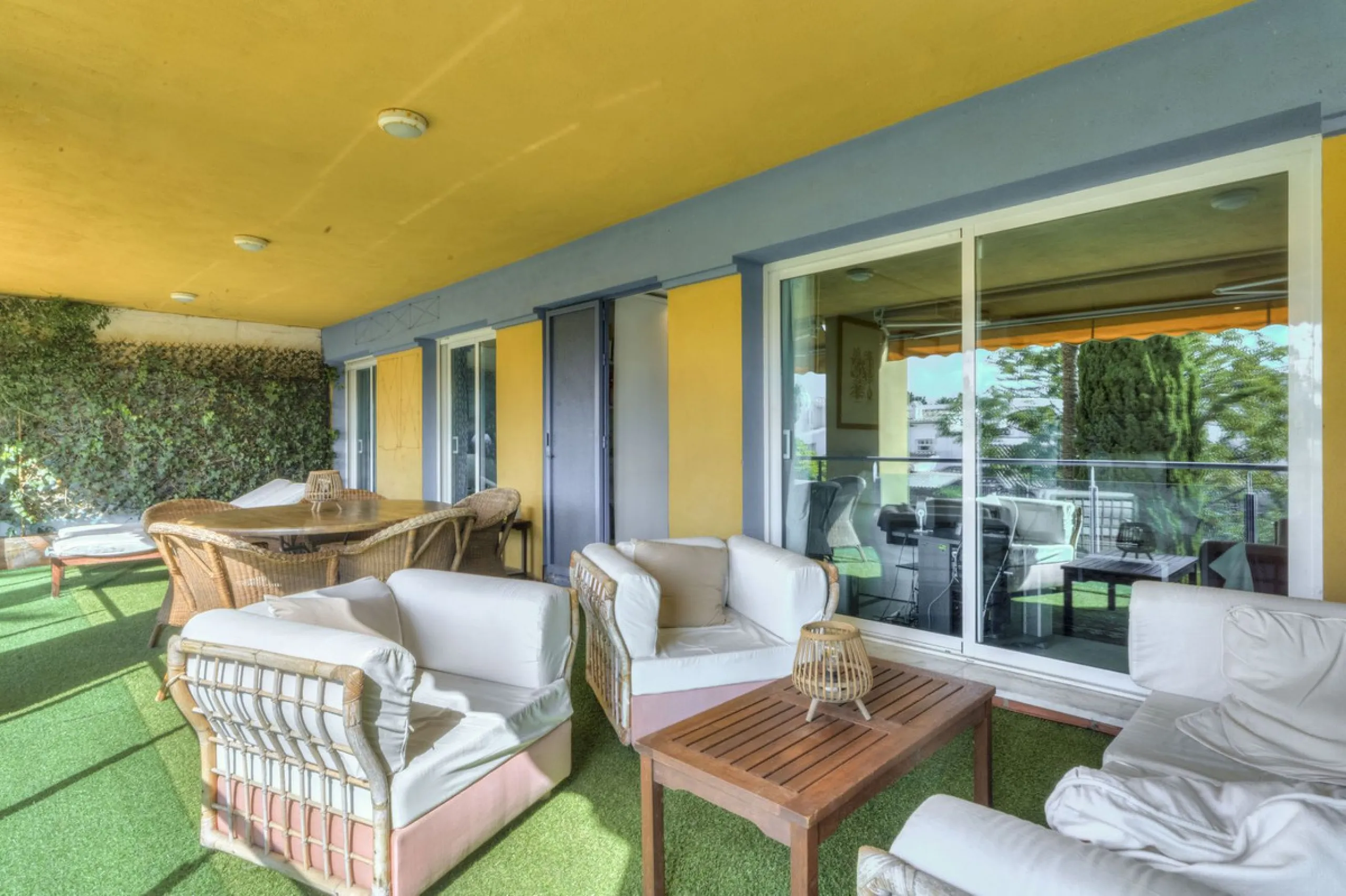 Discover the perfect blend of convenience and coastal living with this fantastic apartment, located just 400 meters from the beach. This property is ideally suited for anyone seeking either a permanent residence or a holiday home, offering the best of bot