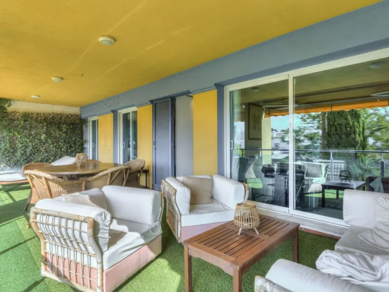 Discover the perfect blend of convenience and coastal living with this fantastic apartment, located just 400 meters from the beach. This property is ideally suited for anyone seeking either a permanent residence or a holiday home, offering the best of bot