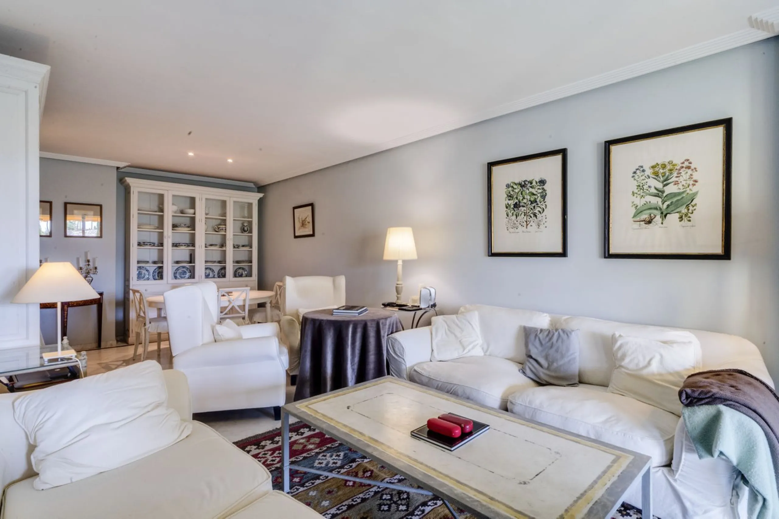 Discover the perfect blend of convenience and coastal living with this fantastic apartment, located just 400 meters from the beach. This property is ideally suited for anyone seeking either a permanent residence or a holiday home, offering the best of bot