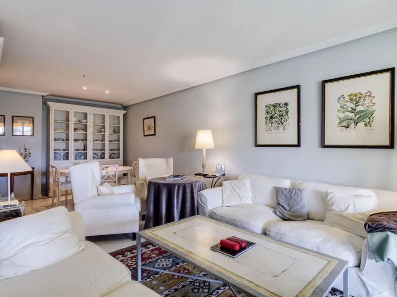Discover the perfect blend of convenience and coastal living with this fantastic apartment, located just 400 meters from the beach. This property is ideally suited for anyone seeking either a permanent residence or a holiday home, offering the best of bot