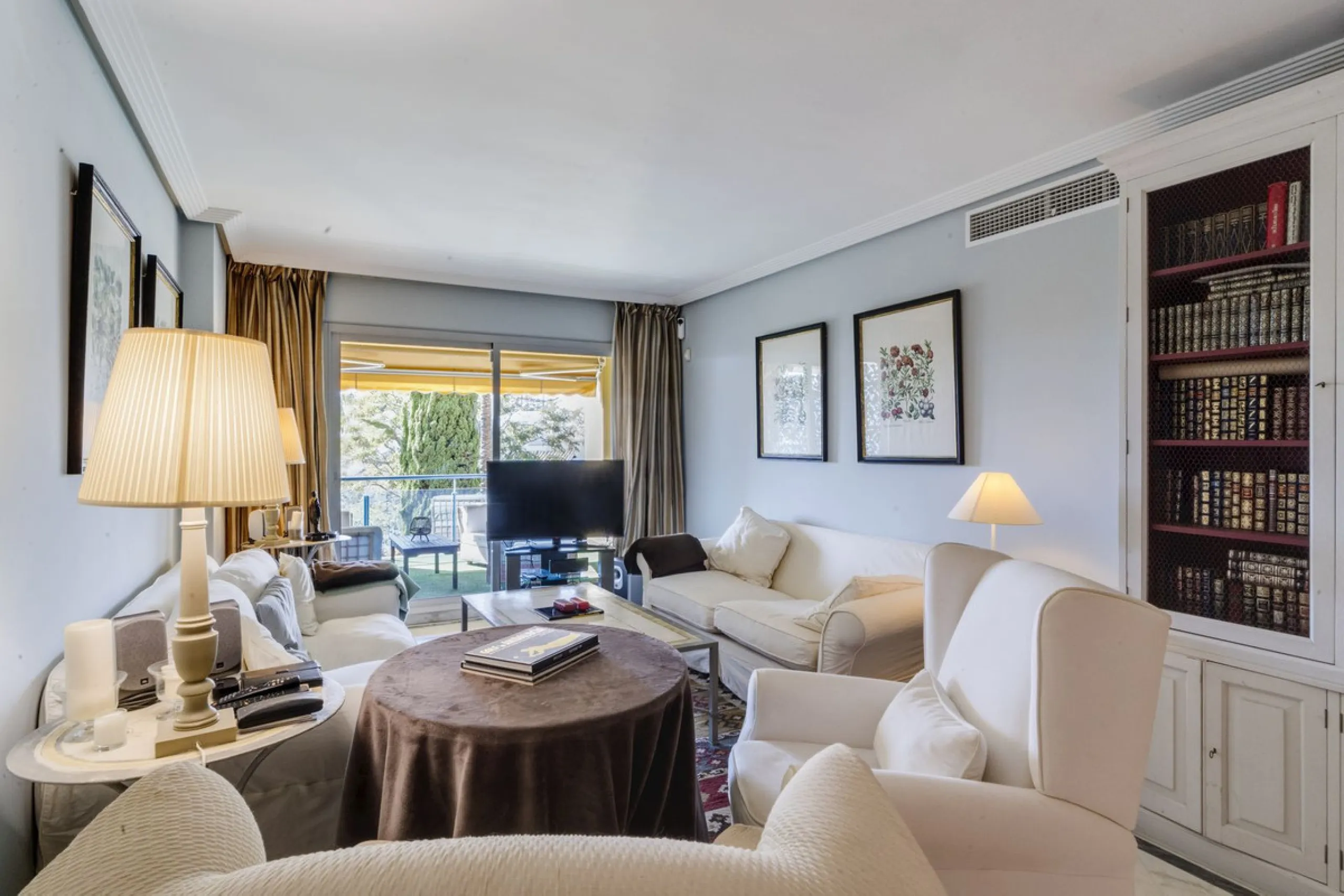 Discover the perfect blend of convenience and coastal living with this fantastic apartment, located just 400 meters from the beach. This property is ideally suited for anyone seeking either a permanent residence or a holiday home, offering the best of bot