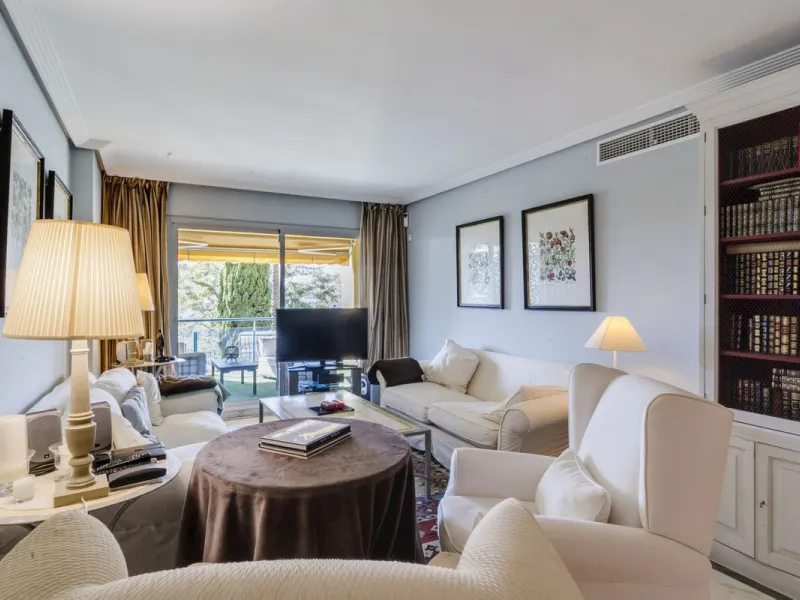 Discover the perfect blend of convenience and coastal living with this fantastic apartment, located just 400 meters from the beach. This property is ideally suited for anyone seeking either a permanent residence or a holiday home, offering the best of bot