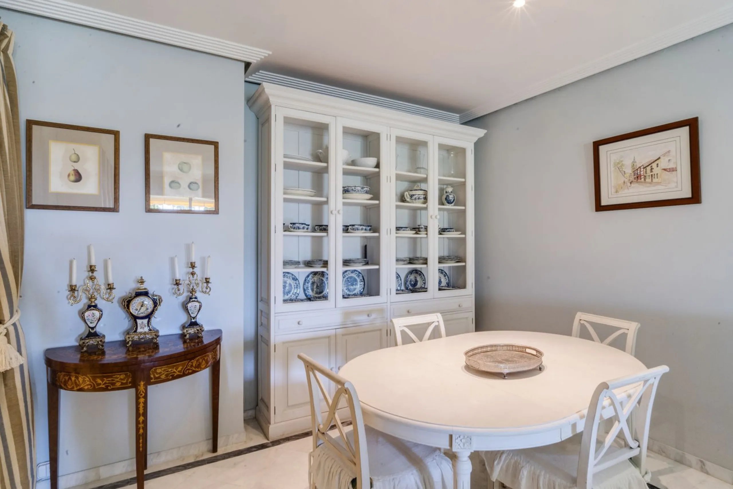 Discover the perfect blend of convenience and coastal living with this fantastic apartment, located just 400 meters from the beach. This property is ideally suited for anyone seeking either a permanent residence or a holiday home, offering the best of bot