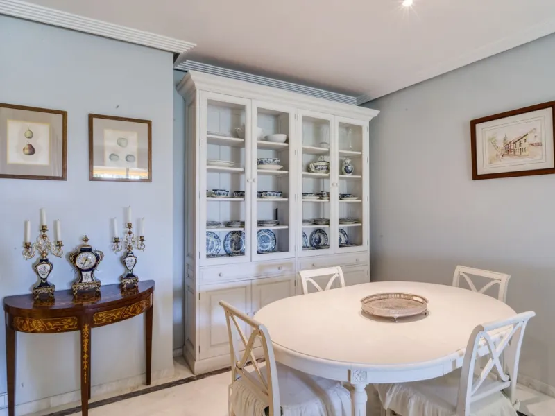 Discover the perfect blend of convenience and coastal living with this fantastic apartment, located just 400 meters from the beach. This property is ideally suited for anyone seeking either a permanent residence or a holiday home, offering the best of bot