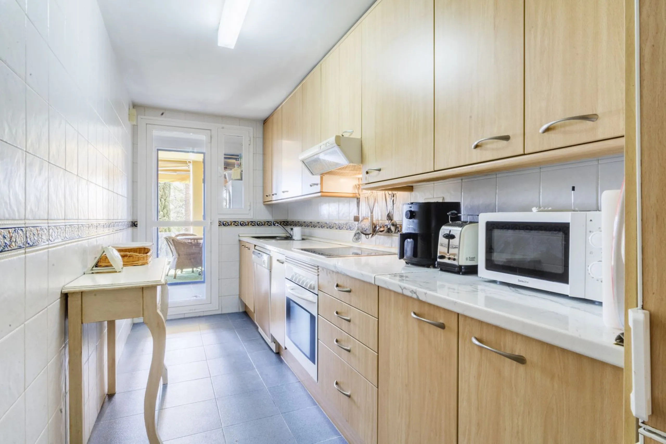 Discover the perfect blend of convenience and coastal living with this fantastic apartment, located just 400 meters from the beach. This property is ideally suited for anyone seeking either a permanent residence or a holiday home, offering the best of bot