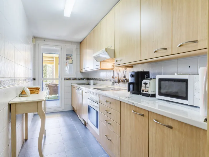 Discover the perfect blend of convenience and coastal living with this fantastic apartment, located just 400 meters from the beach. This property is ideally suited for anyone seeking either a permanent residence or a holiday home, offering the best of bot