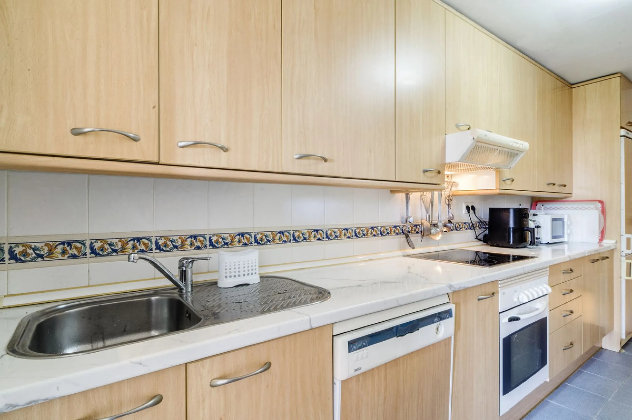 Discover the perfect blend of convenience and coastal living with this fantastic apartment, located just 400 meters from the beach. This property is ideally suited for anyone seeking either a permanent residence or a holiday home, offering the best of bot